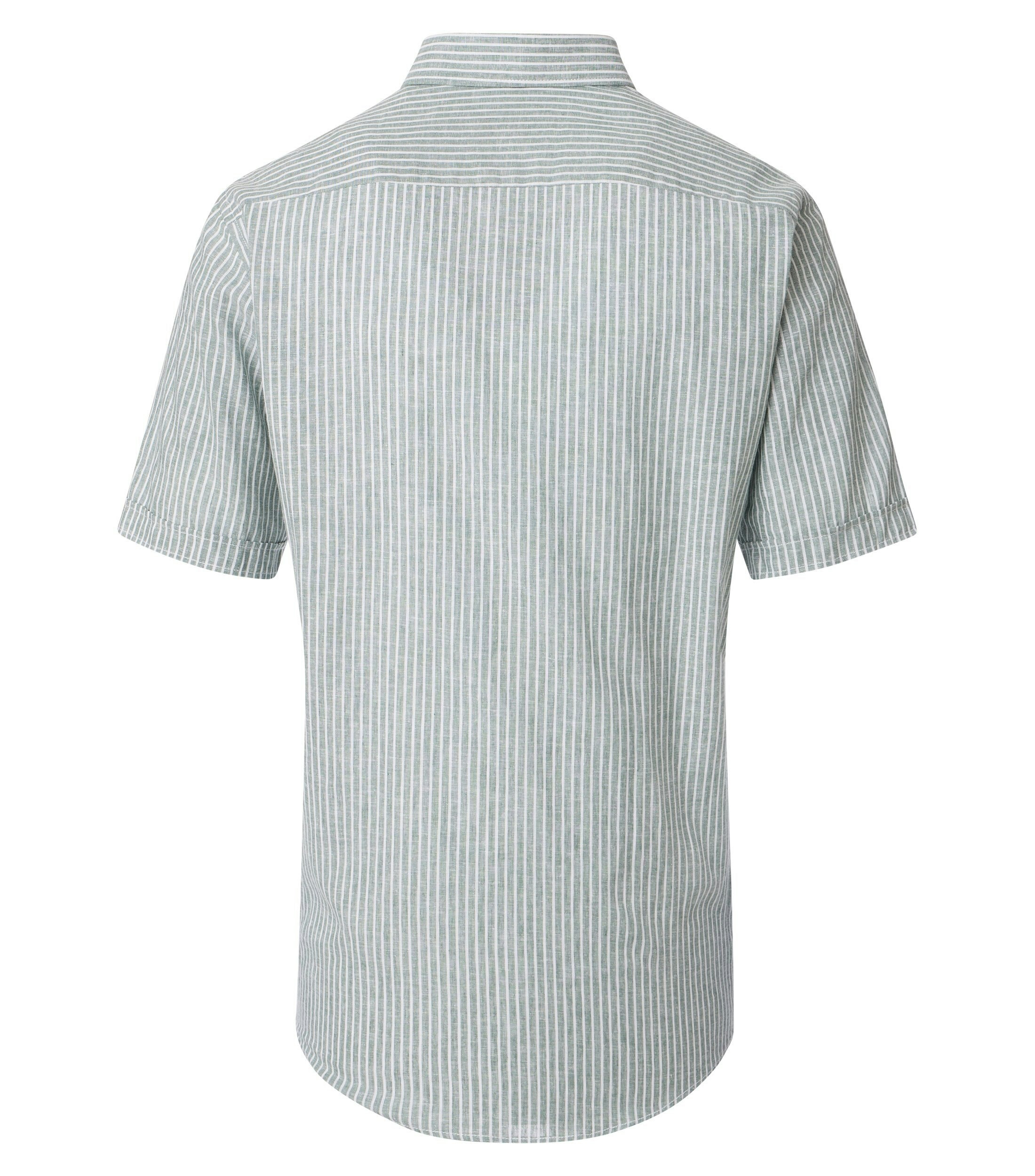 Ein Freizeithemd im gestreift Muster in der Farbe Hellgrün