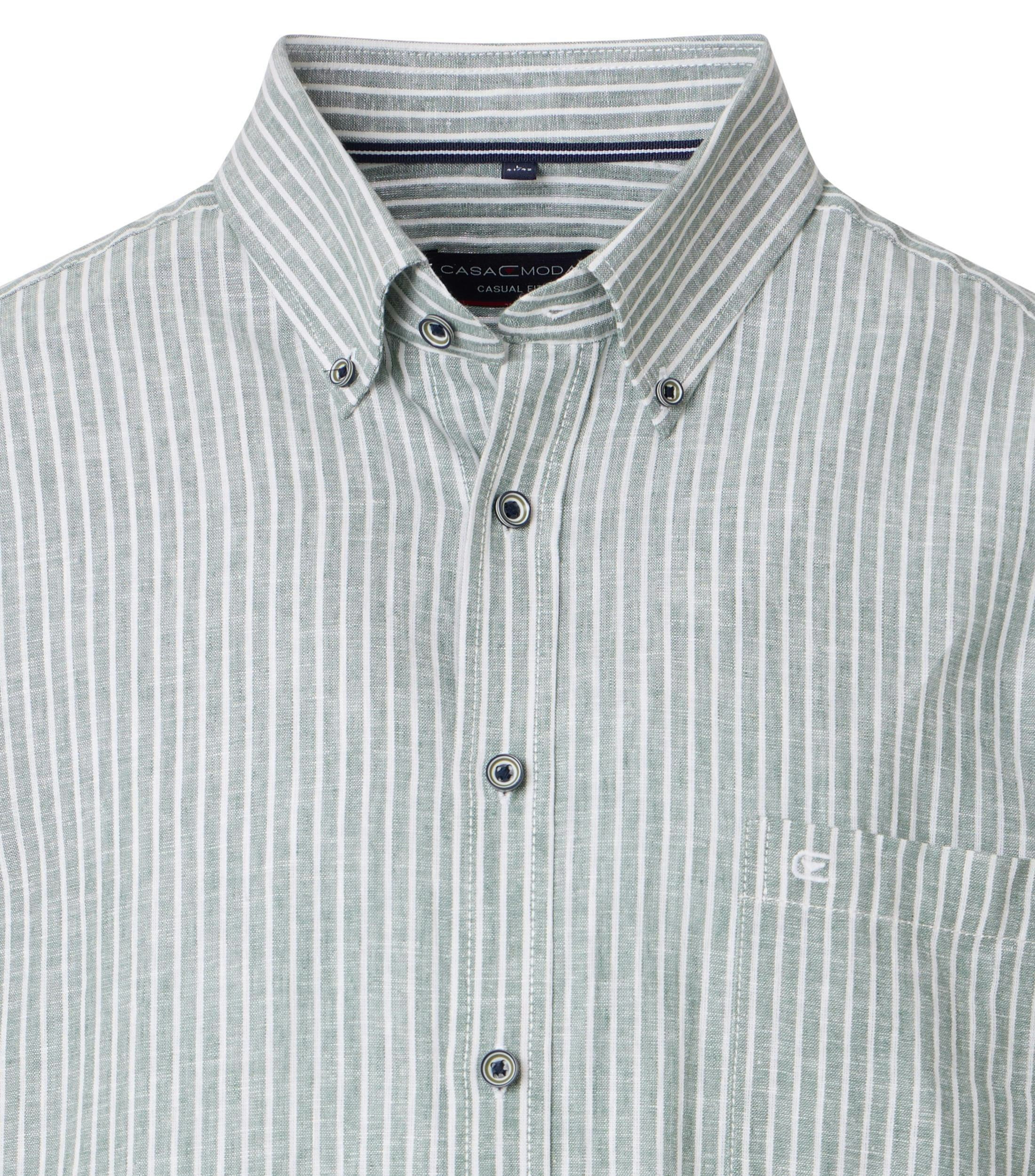 Ein Freizeithemd im gestreift Muster in der Farbe Hellgrün