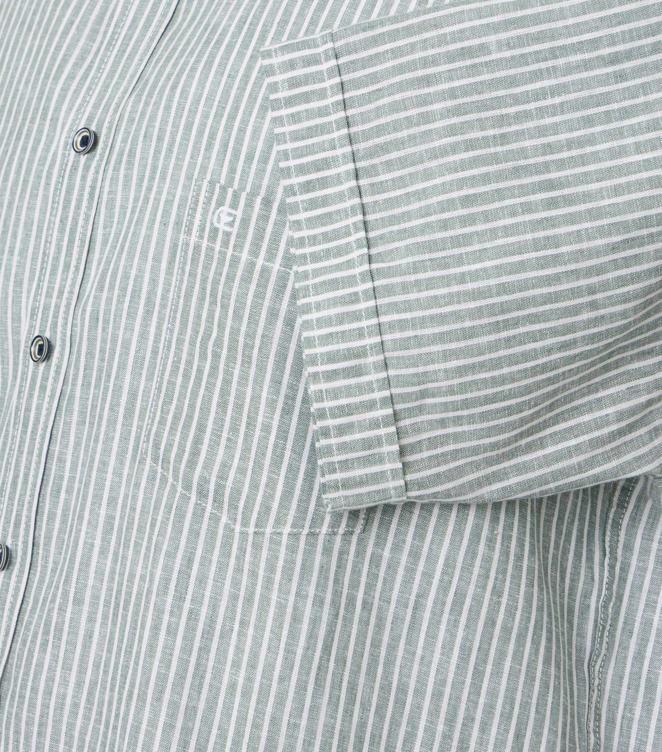 Ein Freizeithemd im gestreift Muster in der Farbe Hellgrün