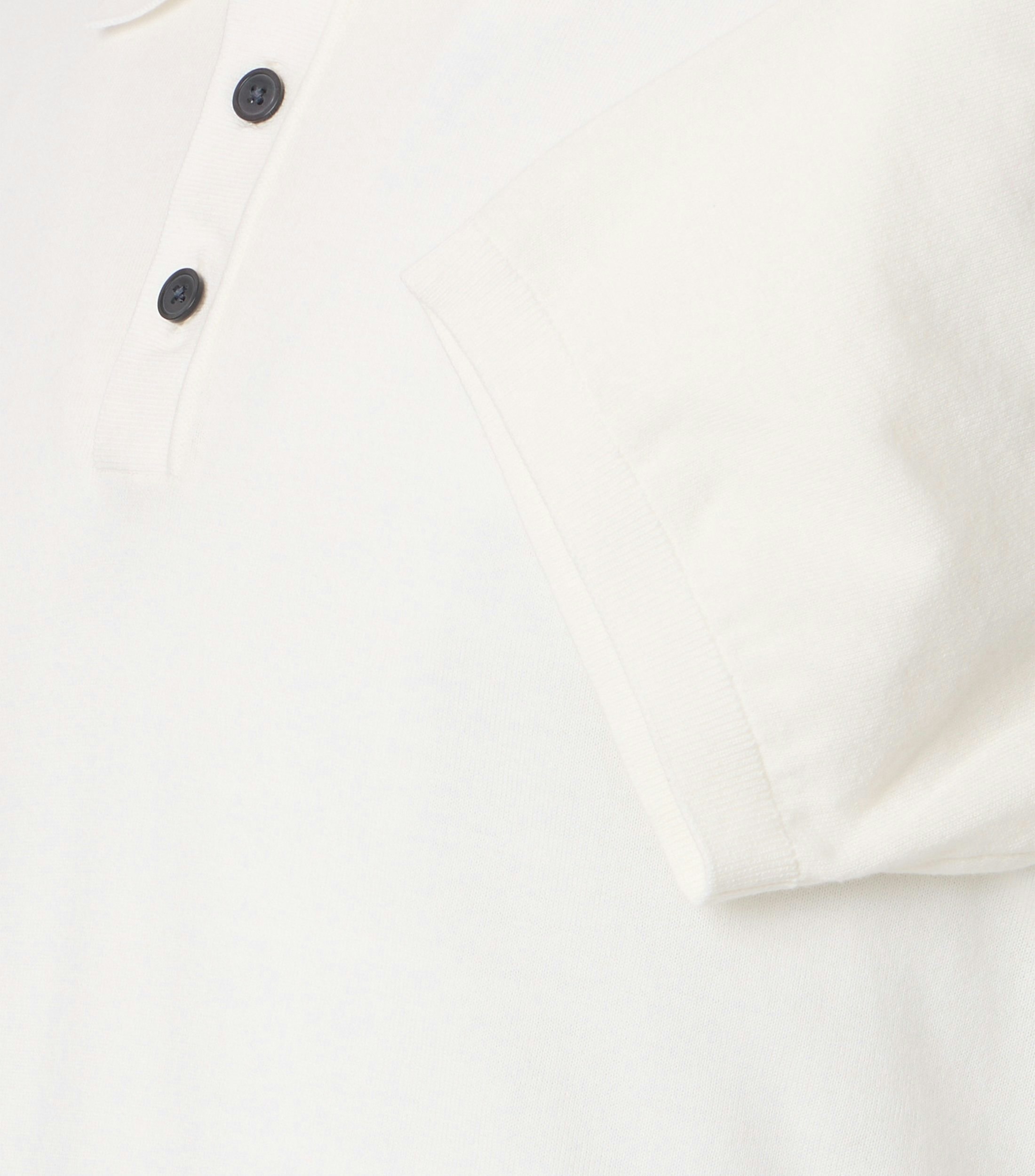 Ein Polo-Shirt im uni Muster in der Farbe Weiß