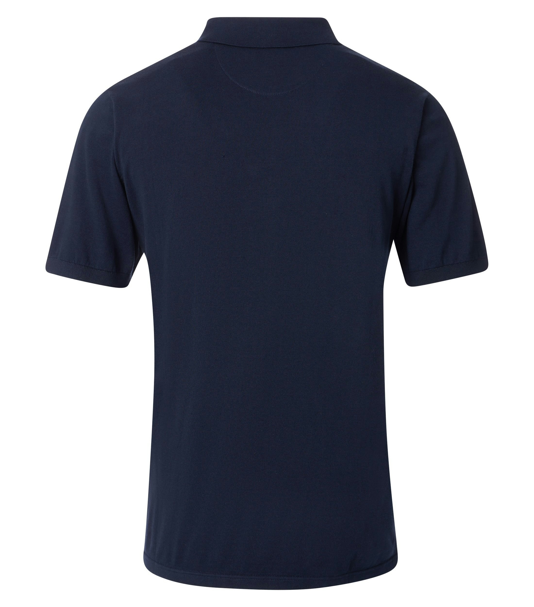 Ein Polo-Shirt im uni Muster in der Farbe Dunkelblau