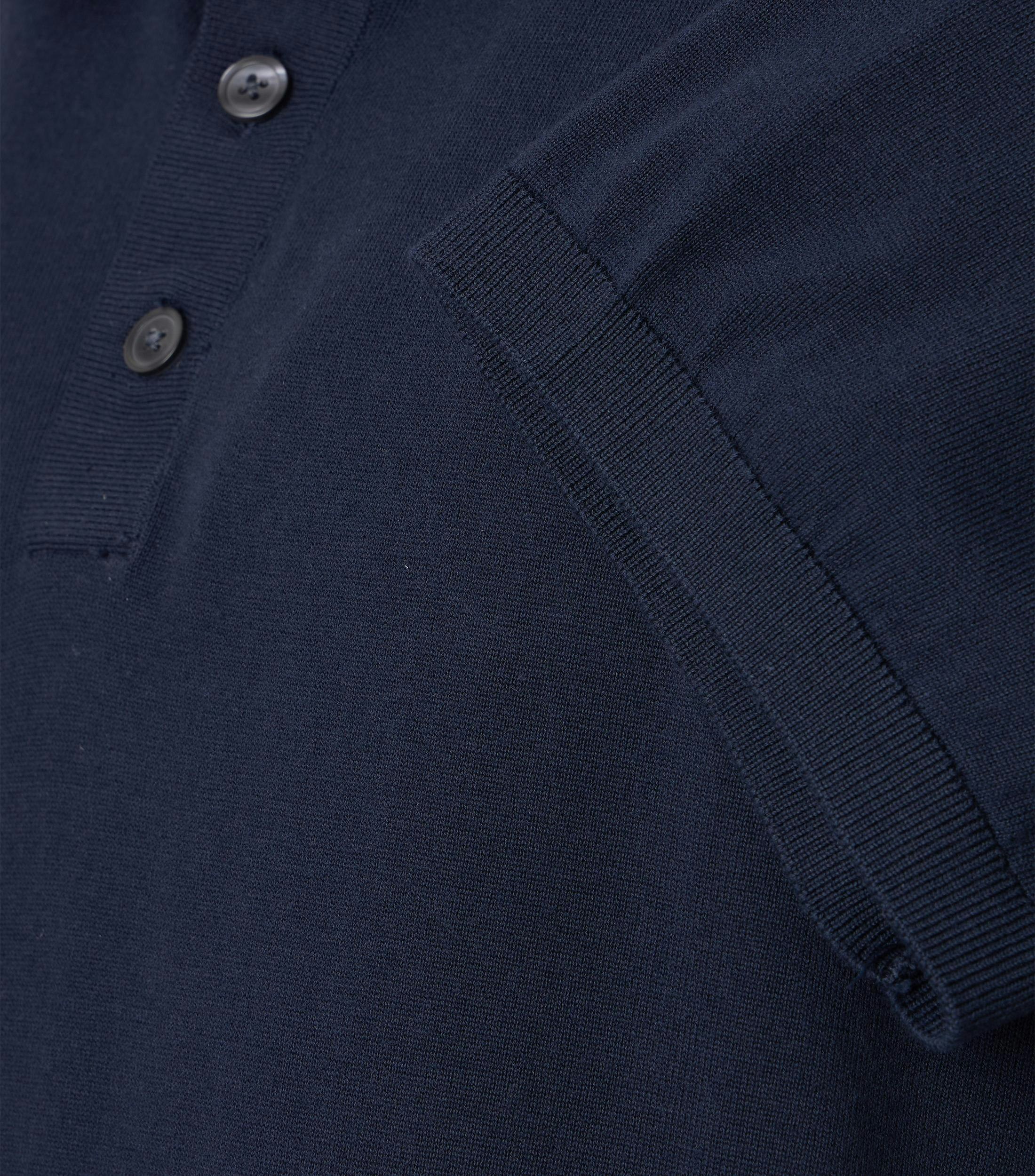 Ein Polo-Shirt im uni Muster in der Farbe Dunkelblau