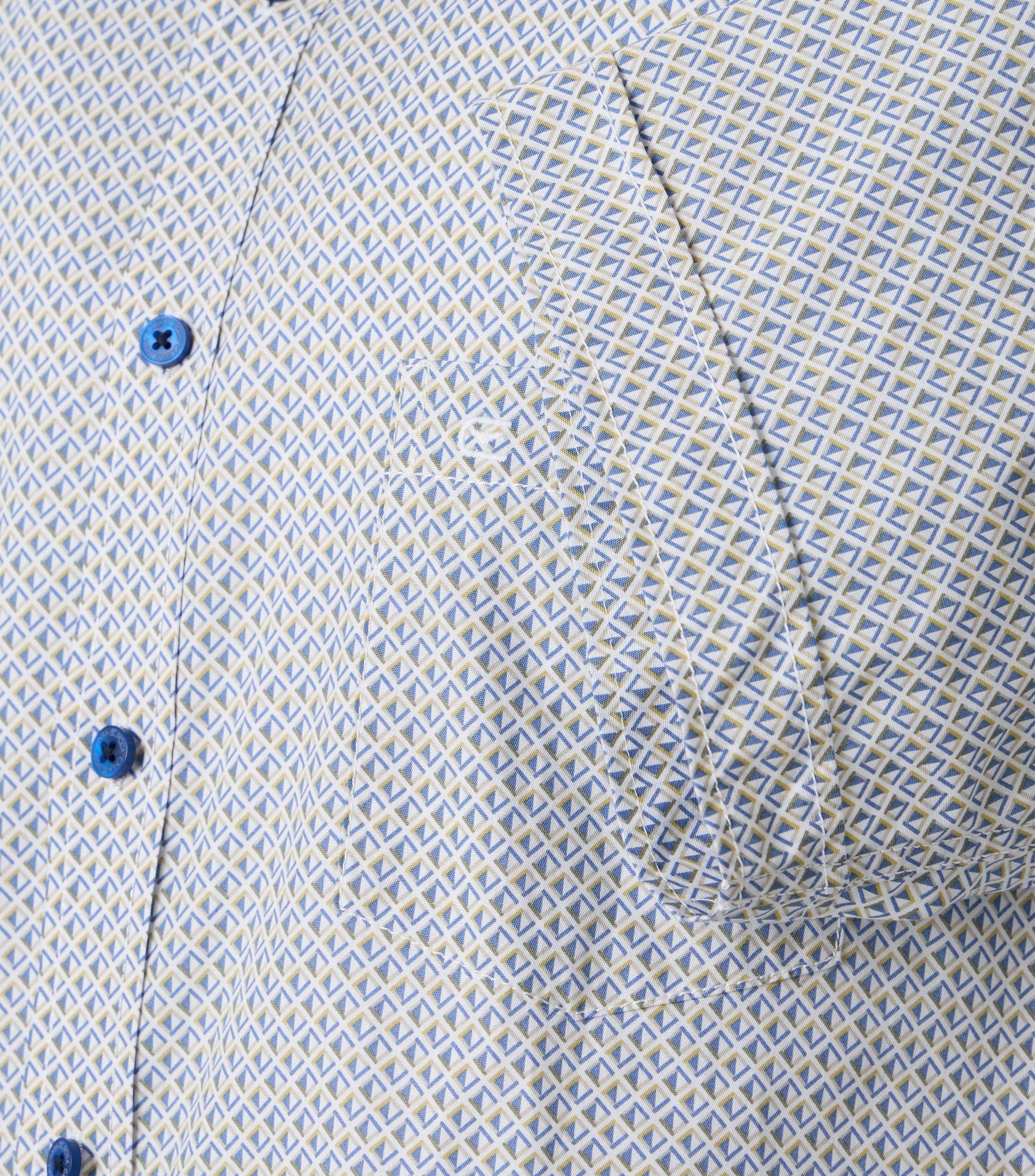 Ein Freizeithemd im Print Muster in der Farbe Blau