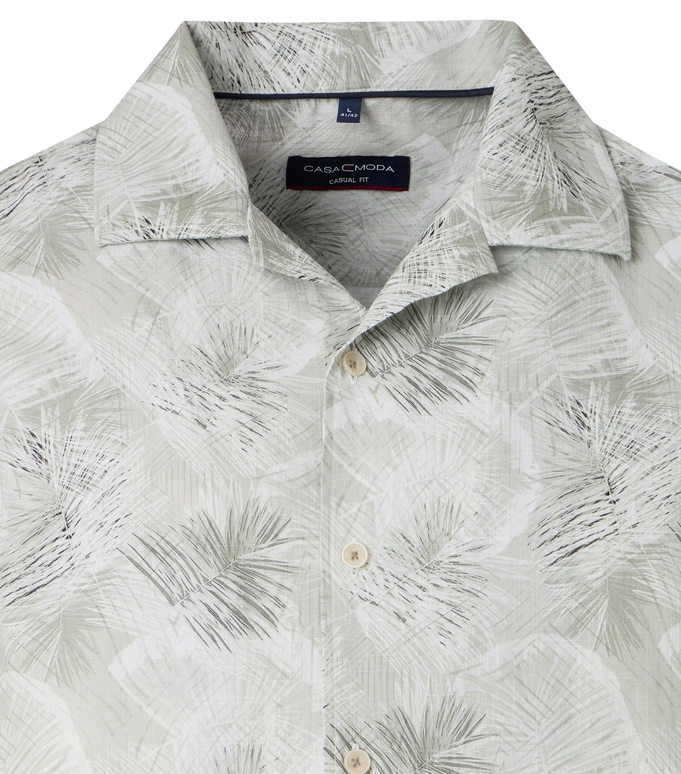 Das Model trägt ein Freizeithemd im Print Muster in der Farbe Hellgrün