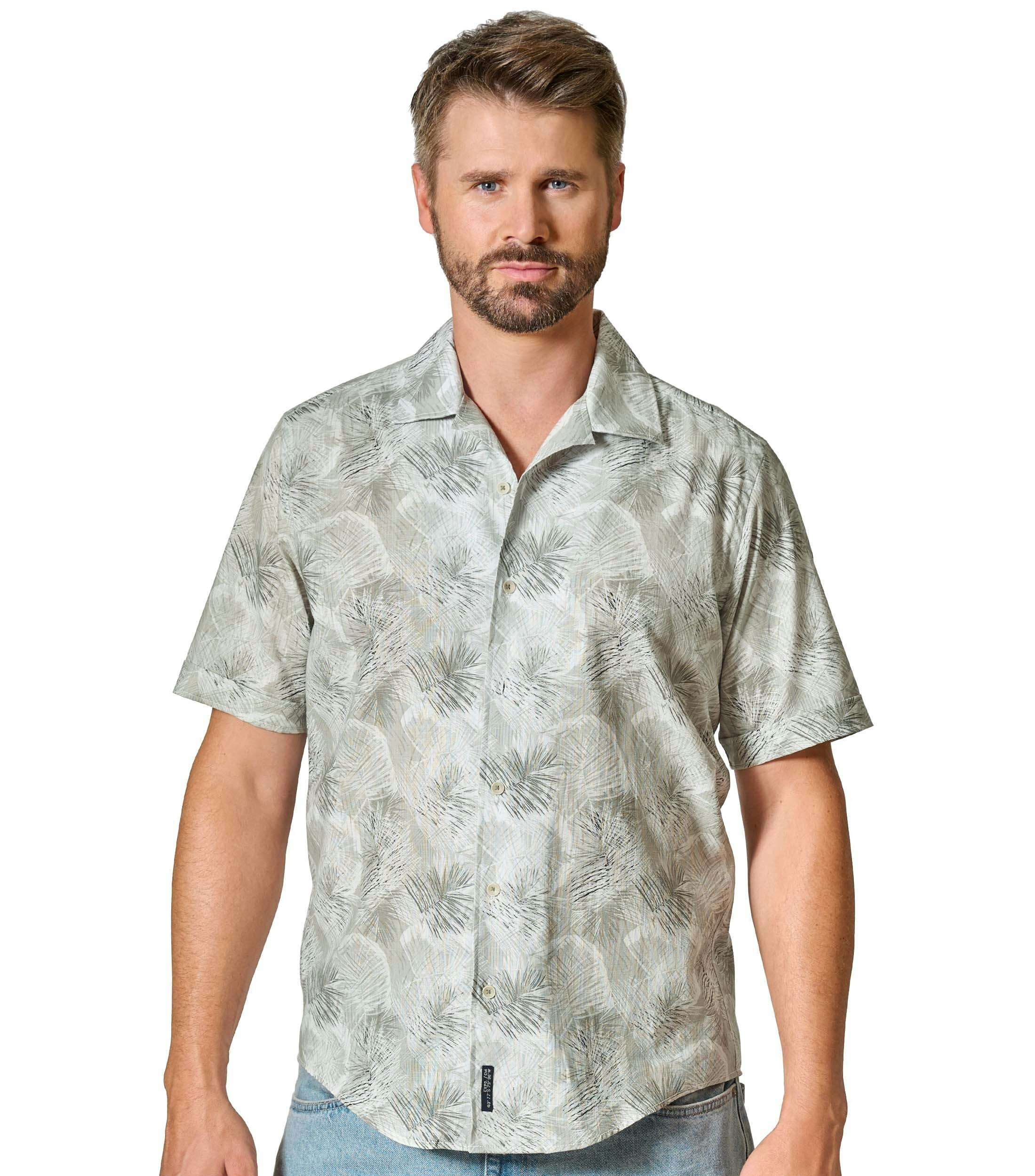 Das Model trägt ein Freizeithemd im Print Muster in der Farbe Hellgrün