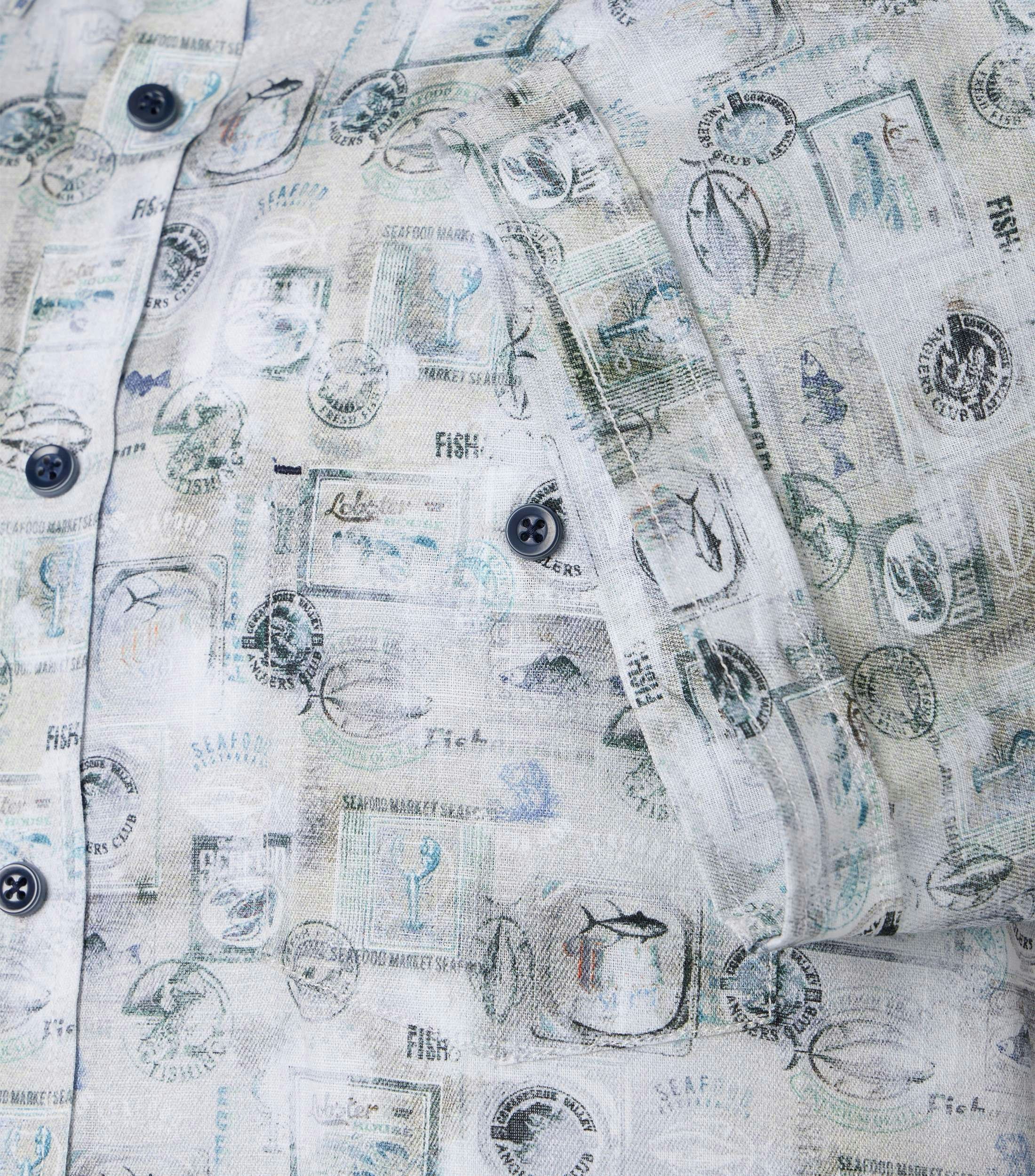 Ein Freizeithemd im Print Muster in der Farbe Beige