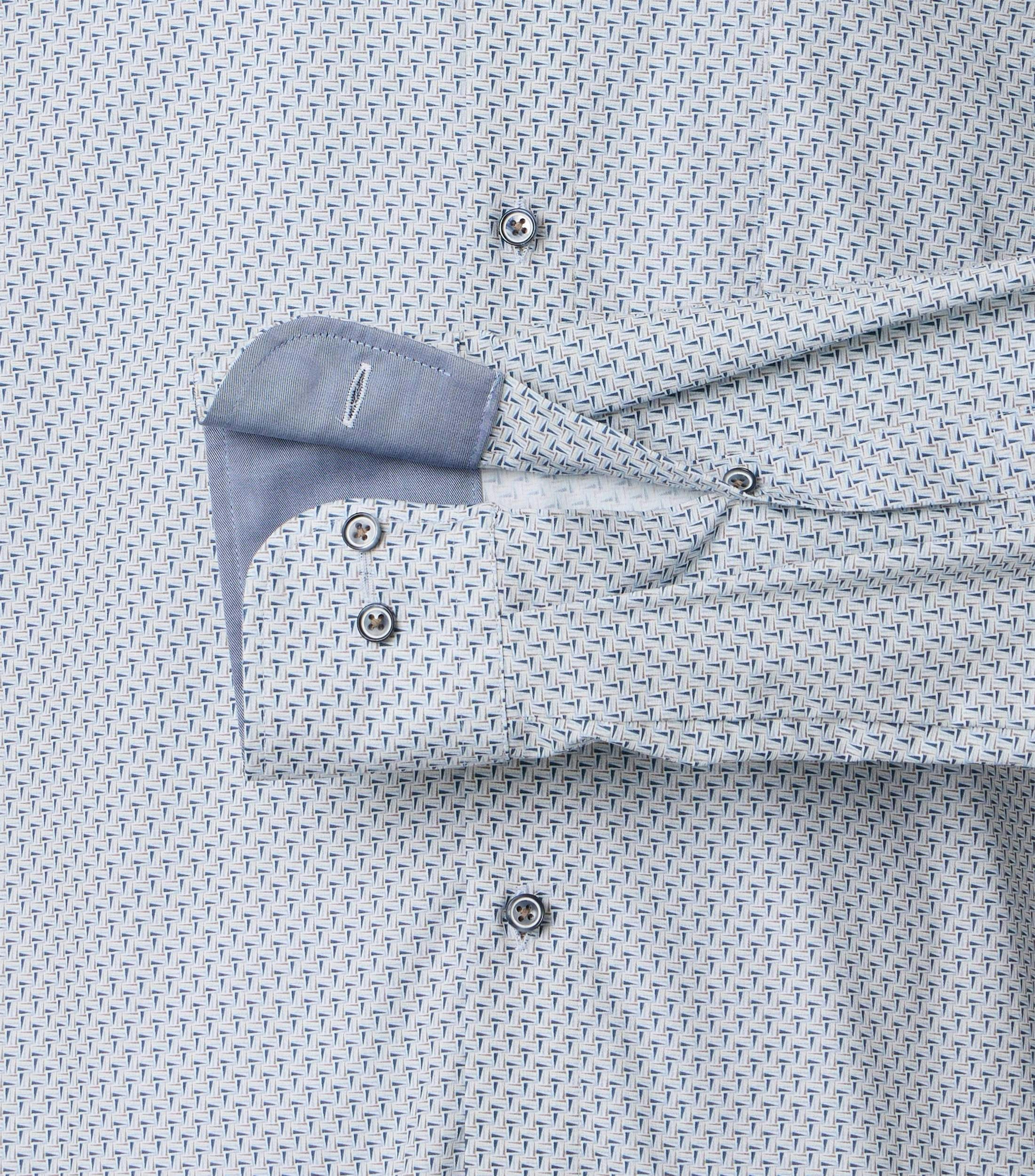 Ein Businesshemd im Print Muster in der Farbe Blau