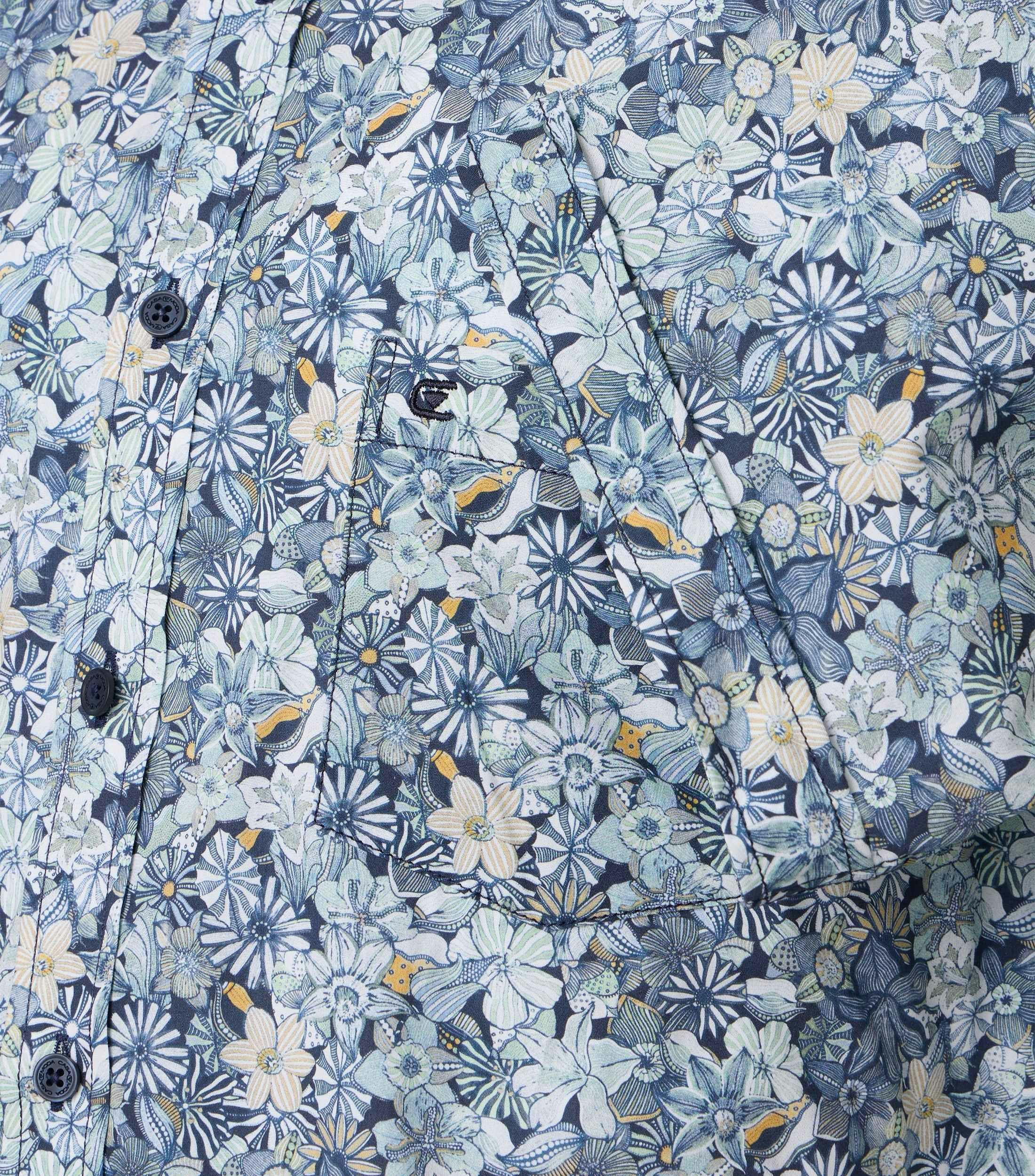 Ein Freizeithemd im Print Muster in der Farbe Grünblau