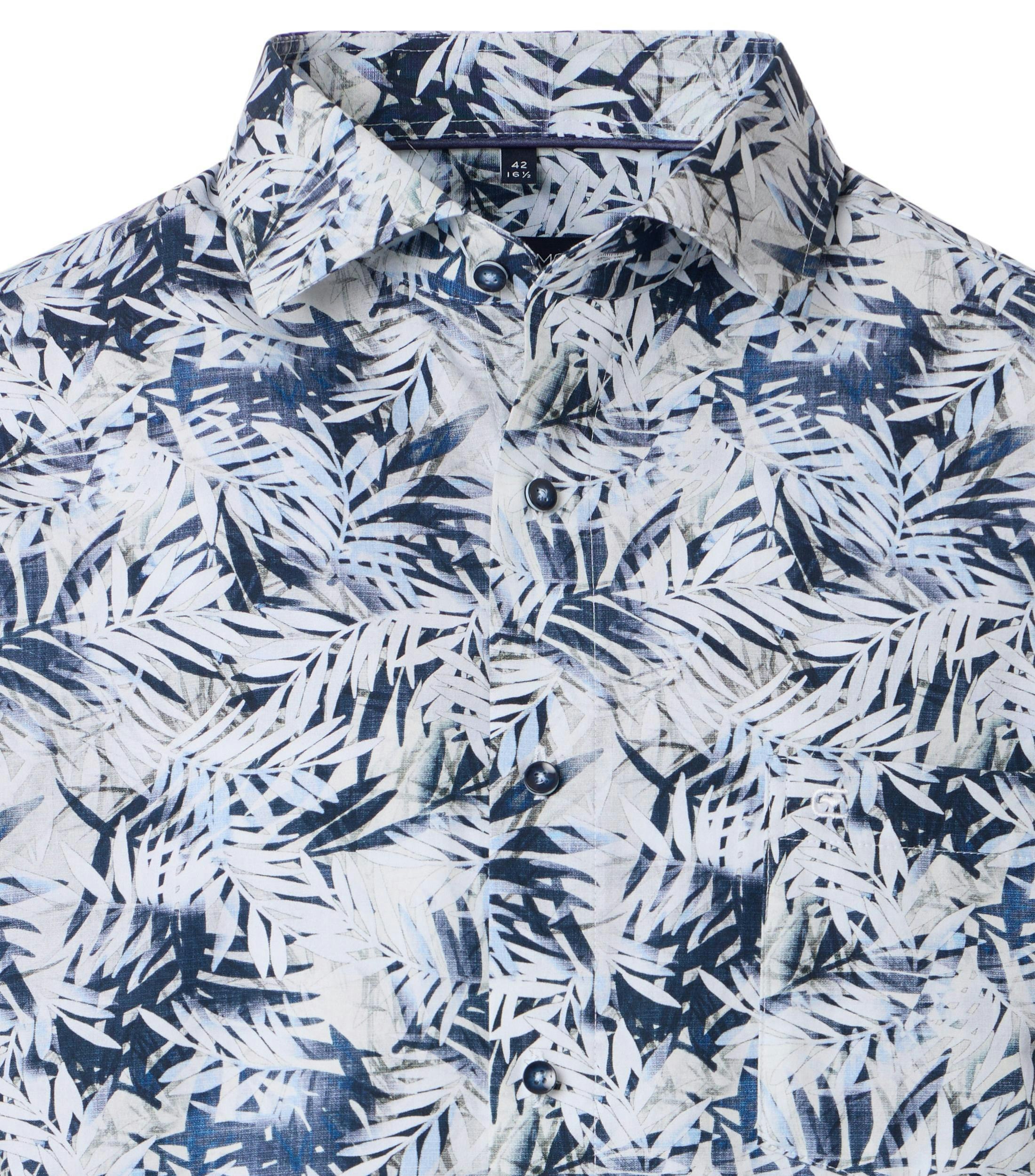 Ein Businesshemd im Print Muster in der Farbe Blau