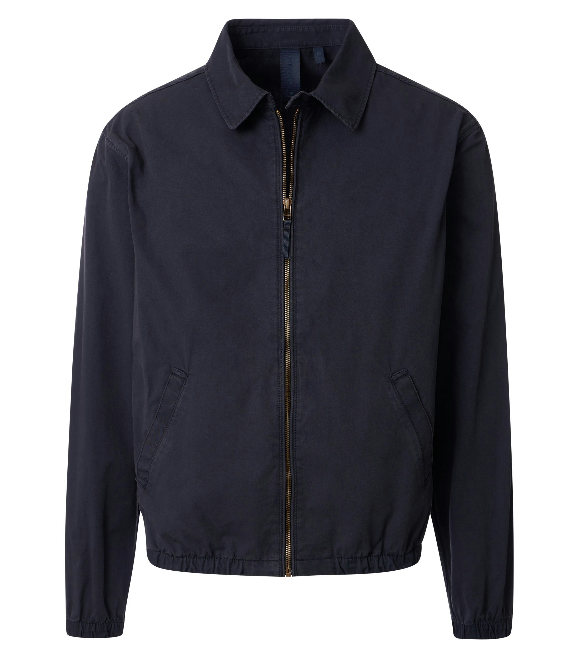 Das Model trägt eine Jacke im uni Muster in der Farbe Blau