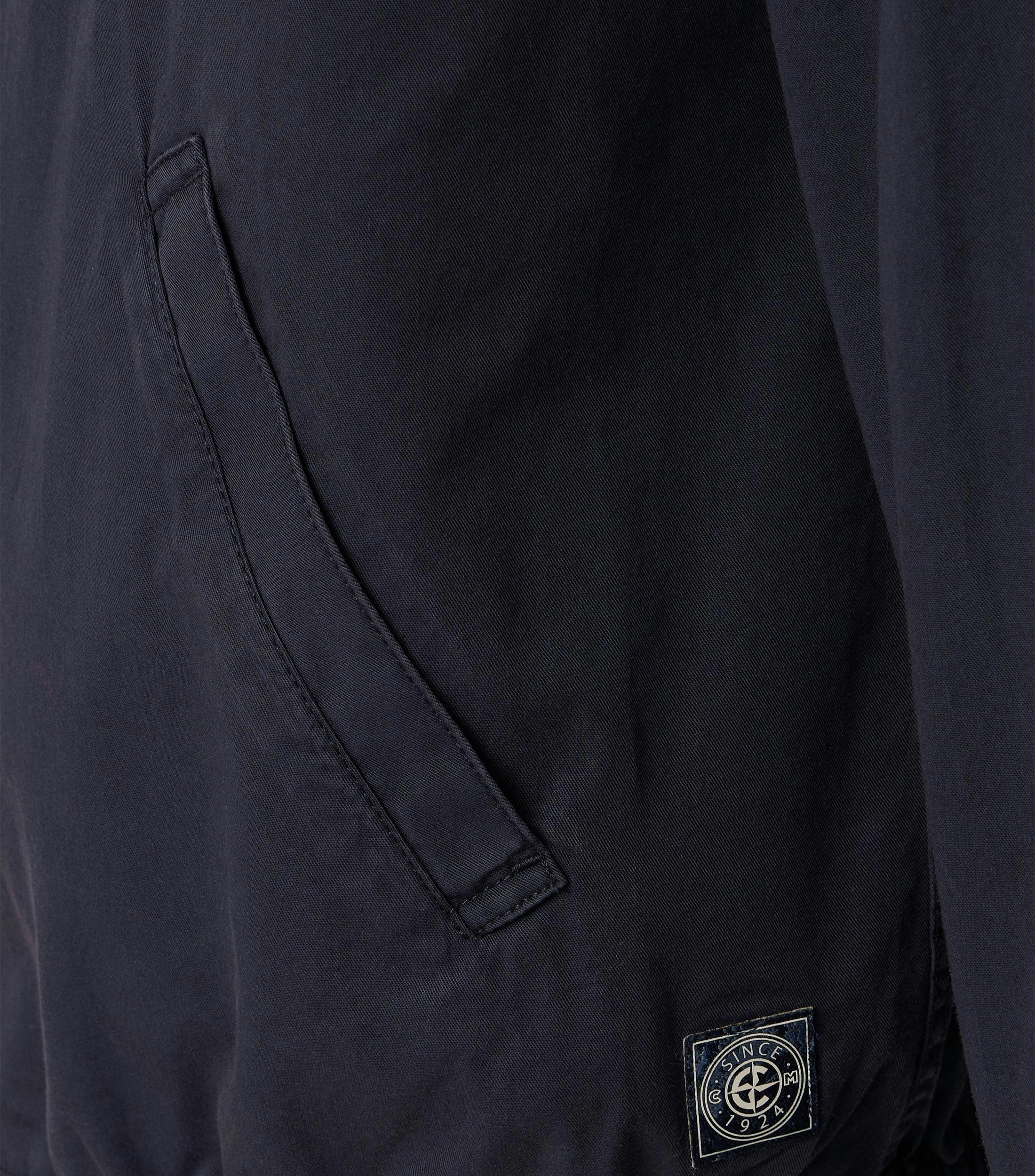 Das Model trägt eine Jacke im uni Muster in der Farbe Blau