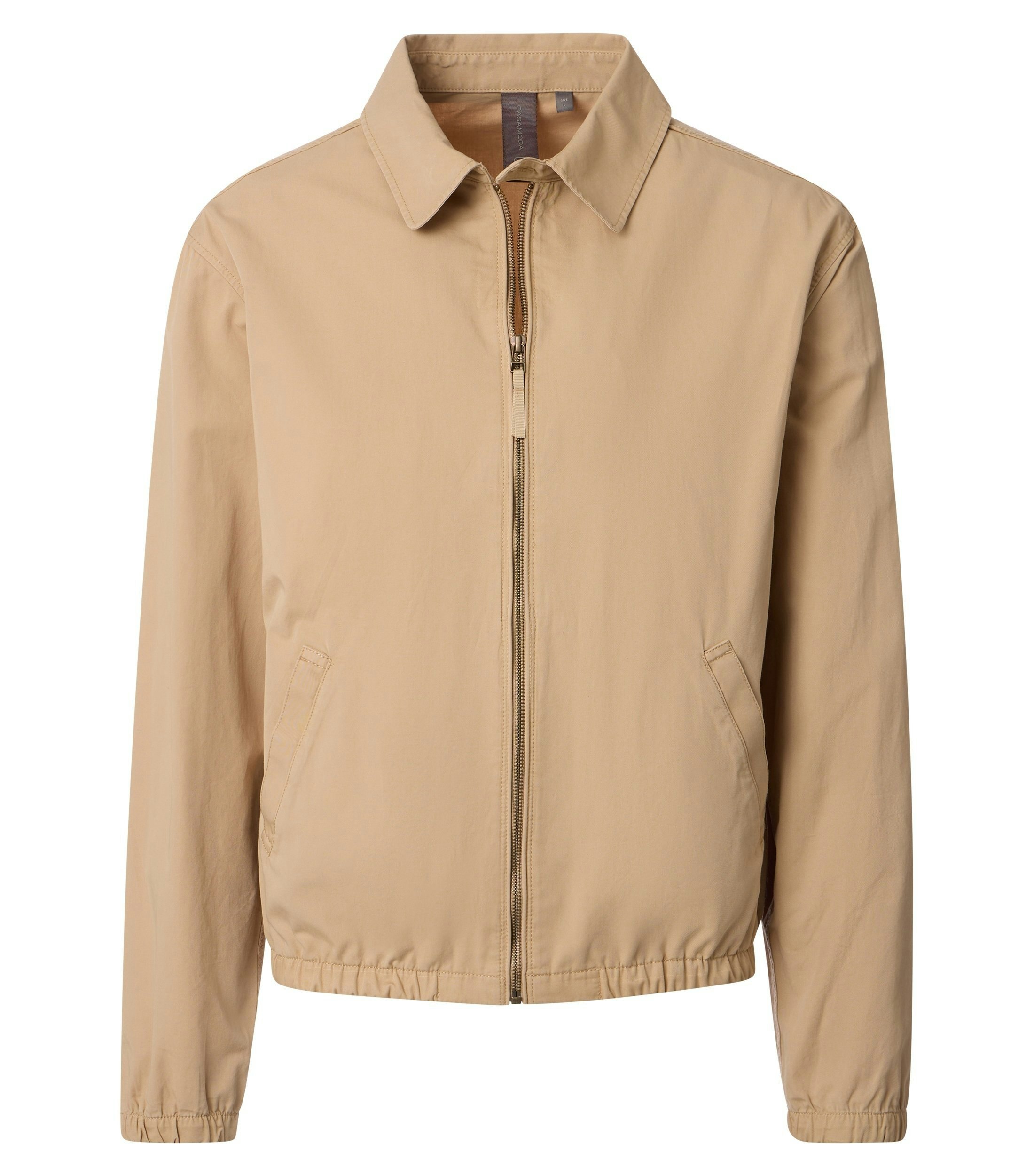 Das Model trägt eine Jacke im uni Muster in der Farbe Beige