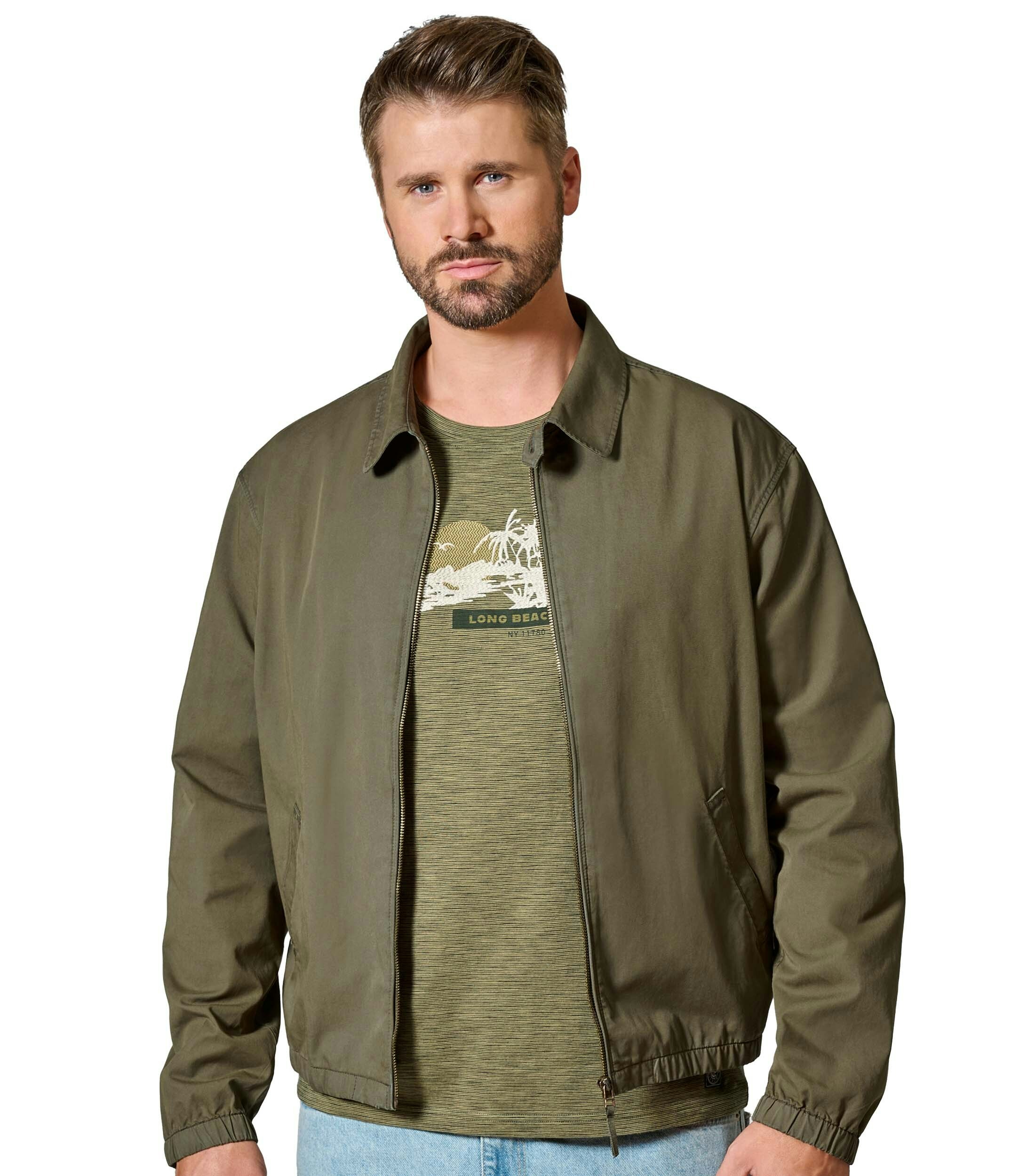 Das Model trägt eine Jacke im uni Muster in der Farbe Dunkelgrün