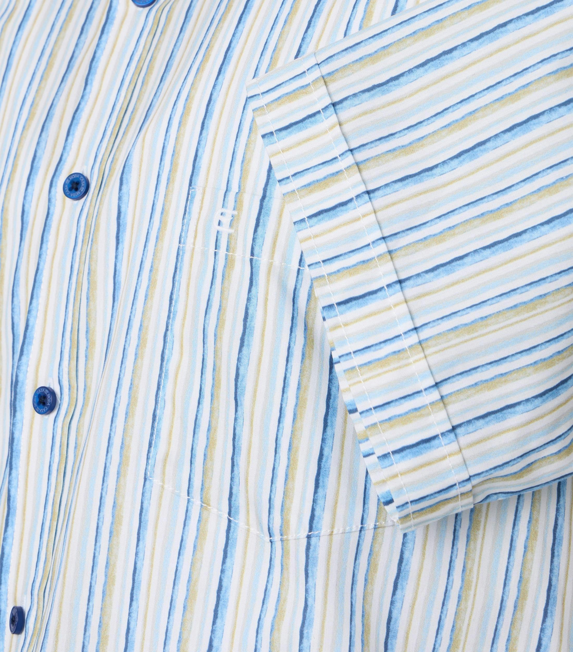Ein Freizeithemd im gestreift Muster in der Farbe Blau