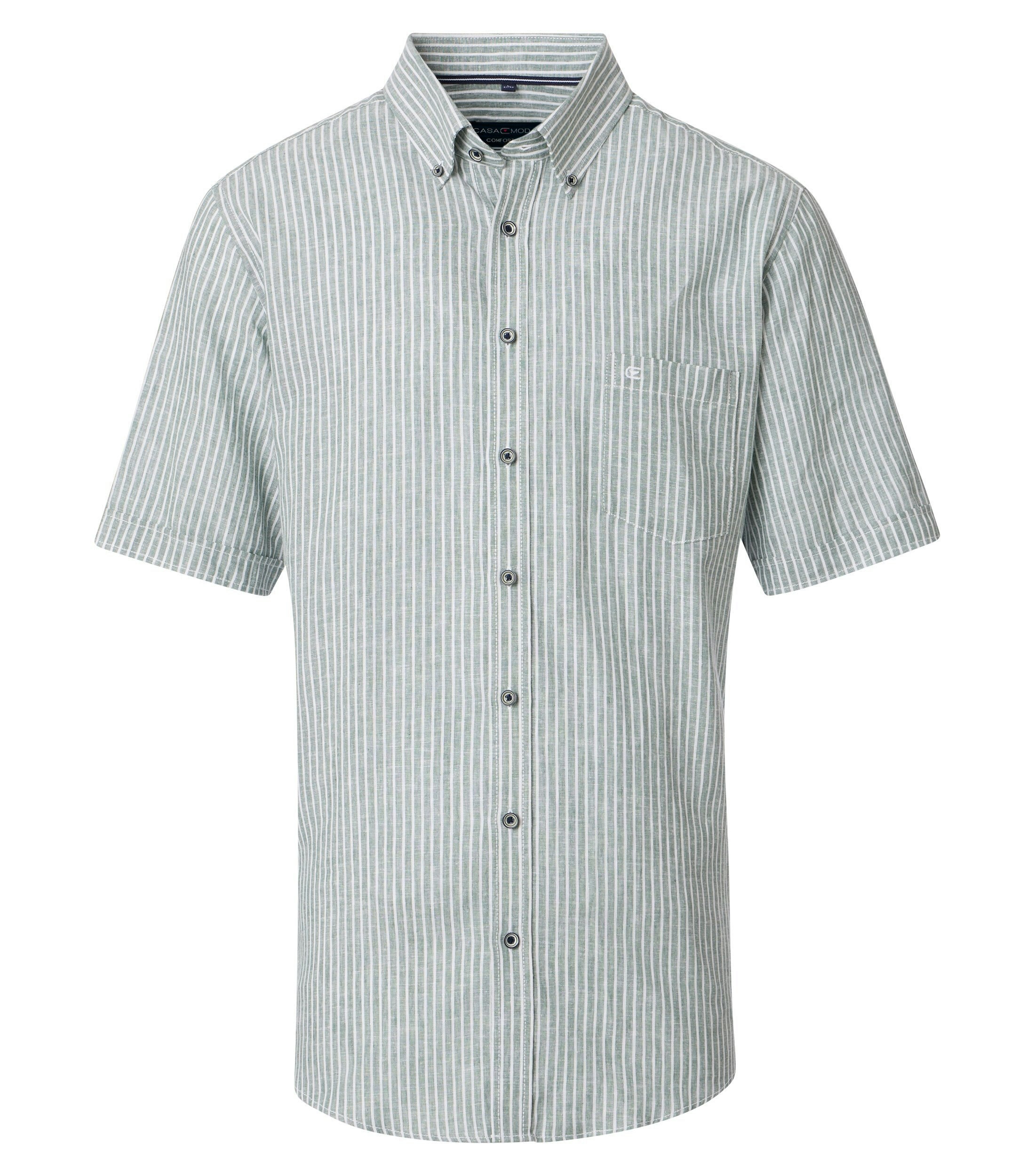 Ein Freizeithemd im gestreift Muster in der Farbe Grün