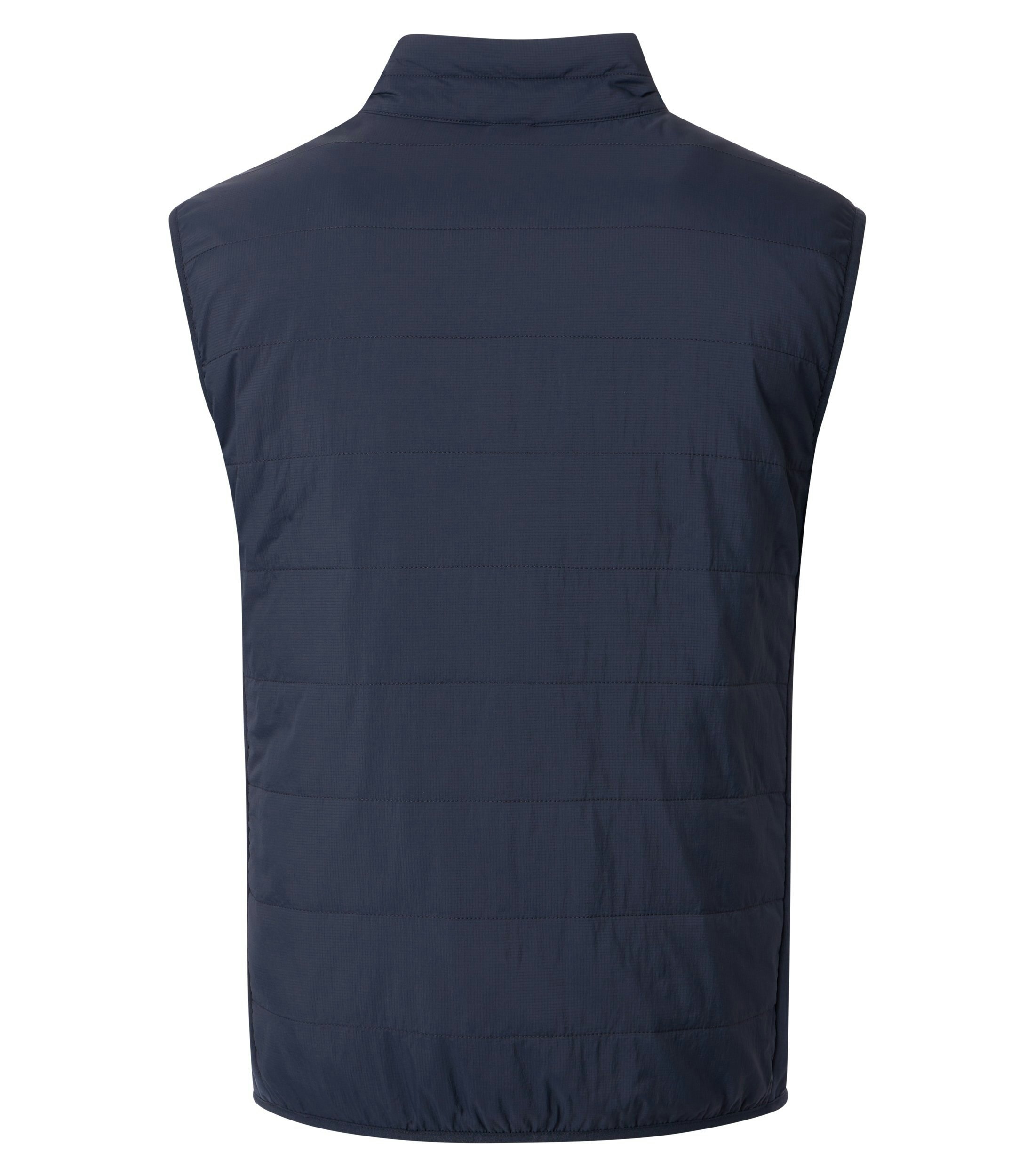 Das Model trägt eine Weste im uni Muster in der Farbe Dunkelblau