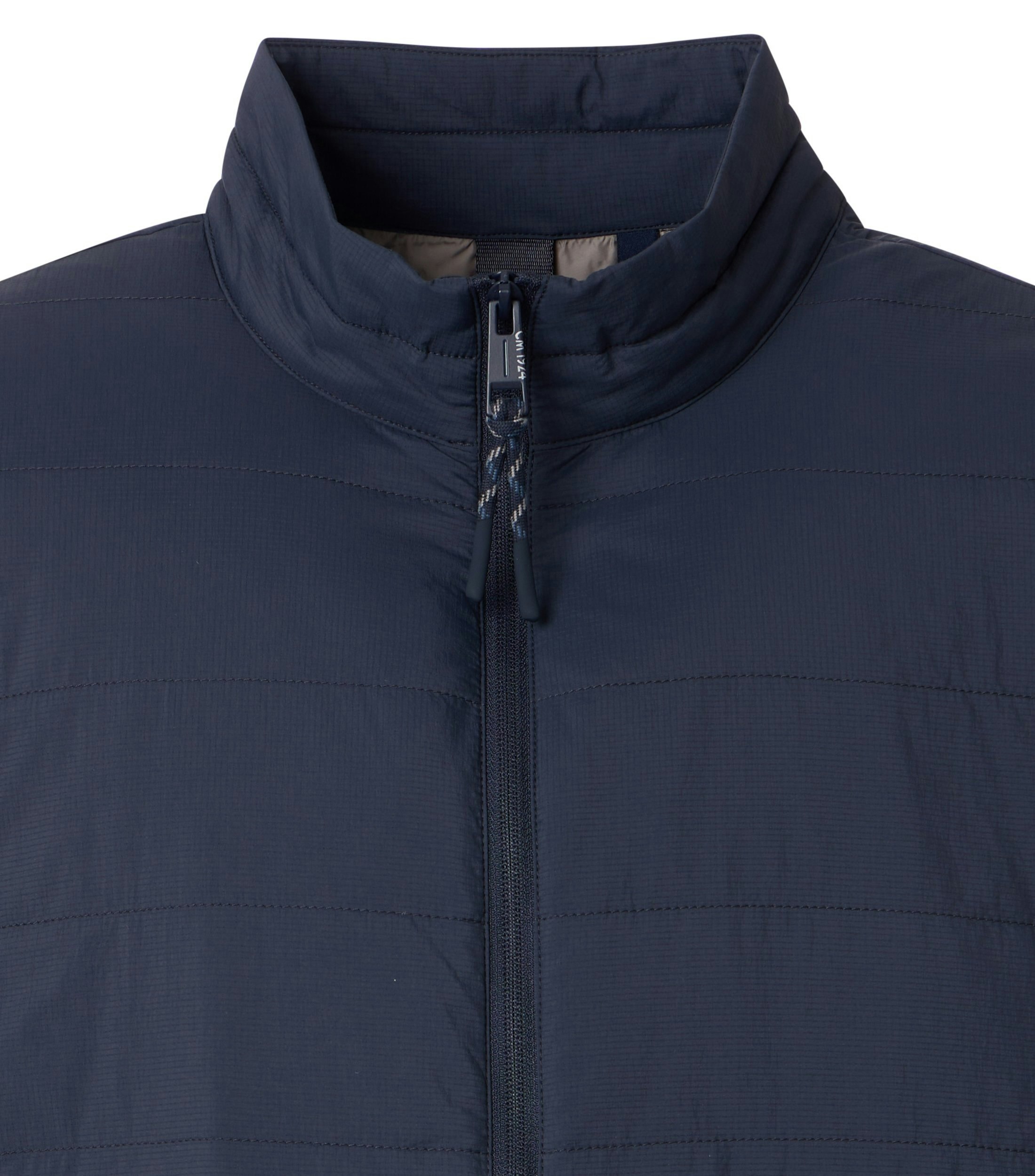 Das Model trägt eine Weste im uni Muster in der Farbe Dunkelblau