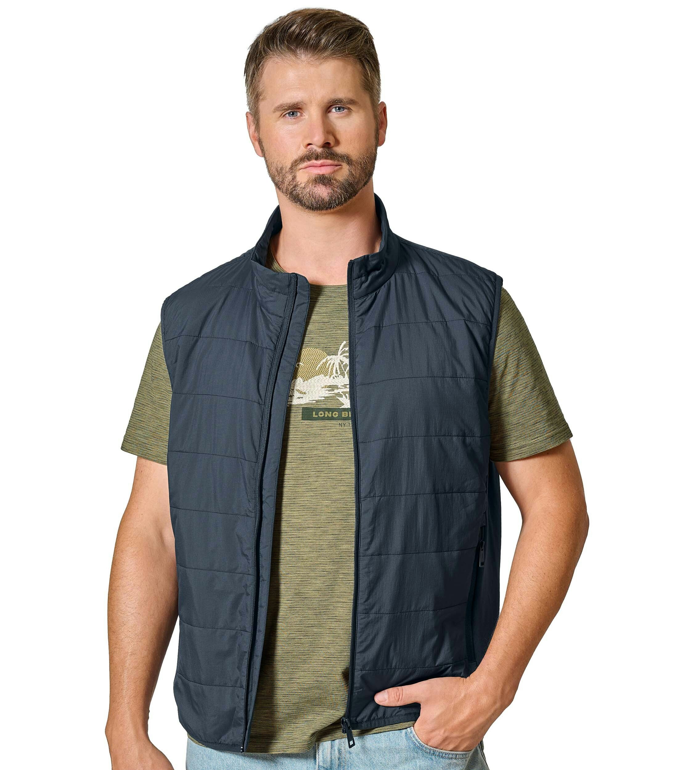 Das Model trägt eine Weste im uni Muster in der Farbe Dunkelblau