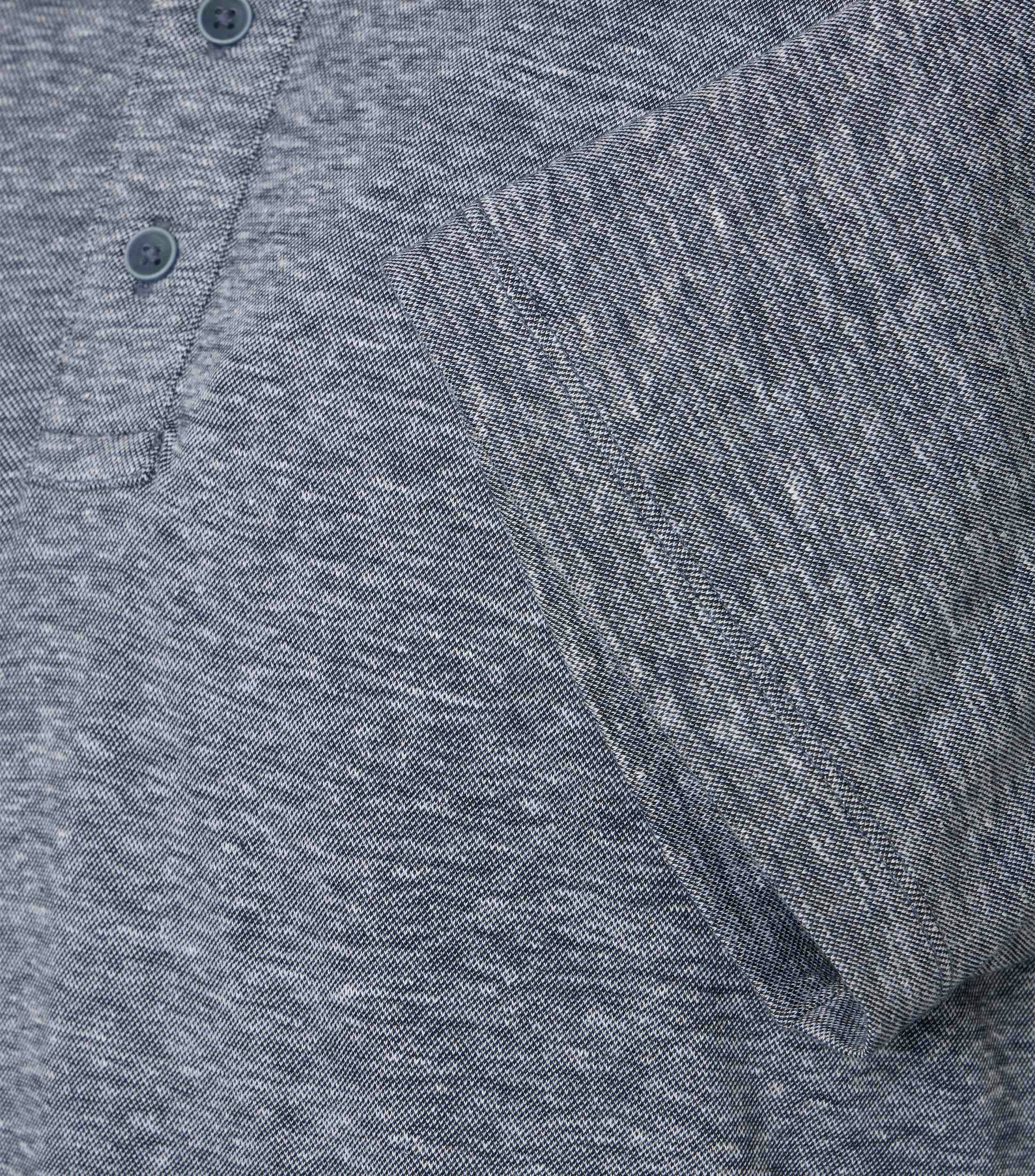 Ein Polo-Shirt im uni Muster in der Farbe Grau