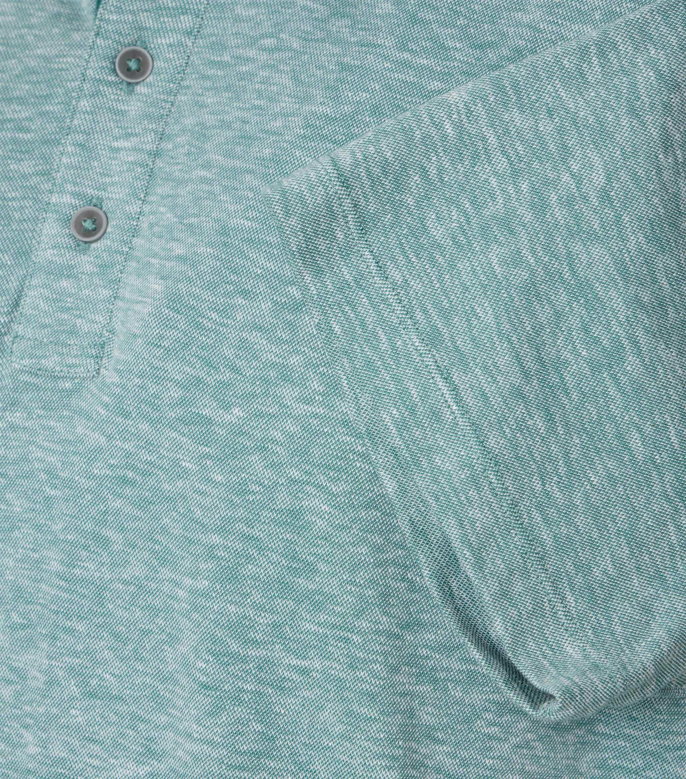 Ein Polo-Shirt im uni Muster in der Farbe Türkis