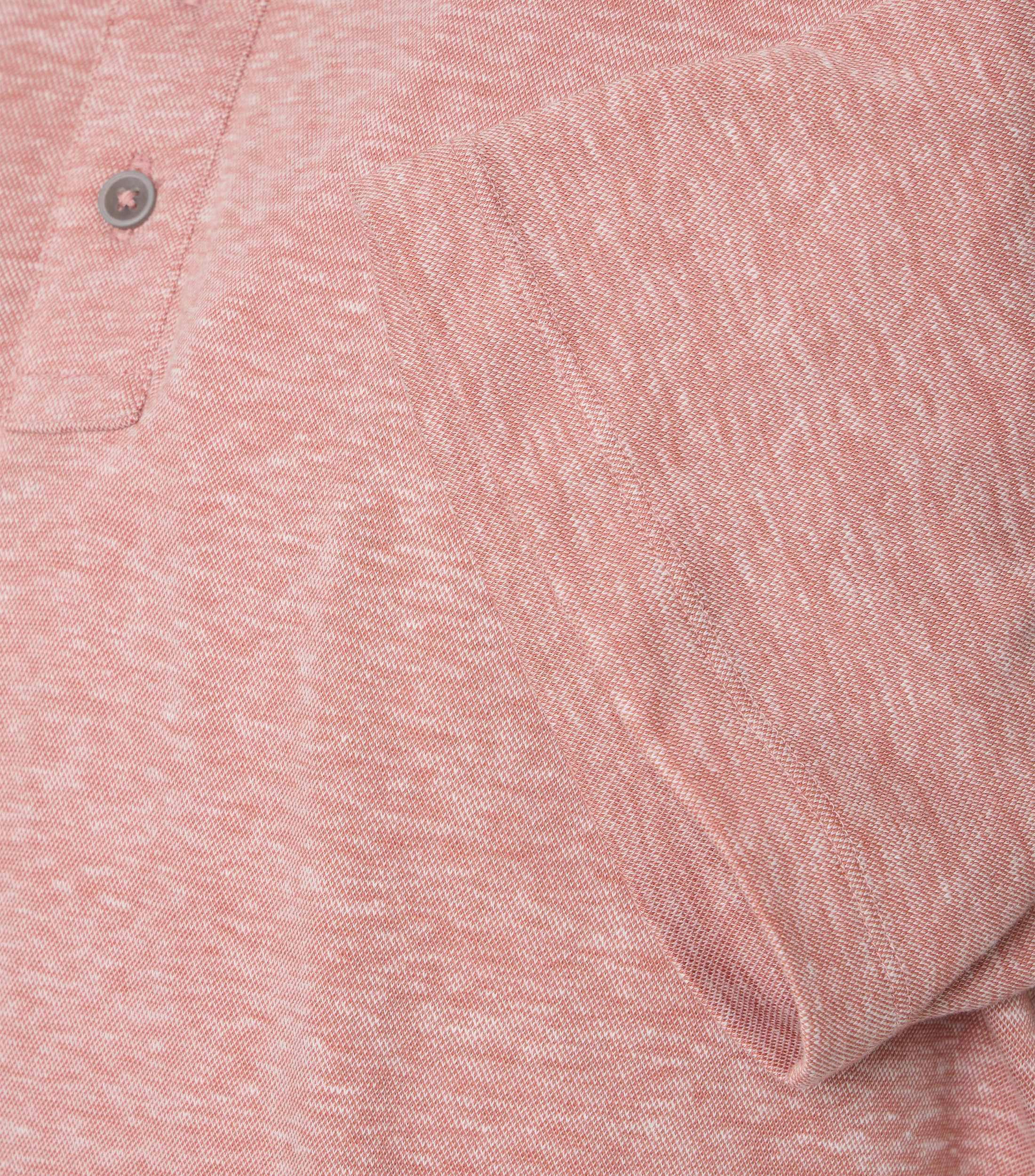 Ein Polo-Shirt im uni Muster in der Farbe Rosarot