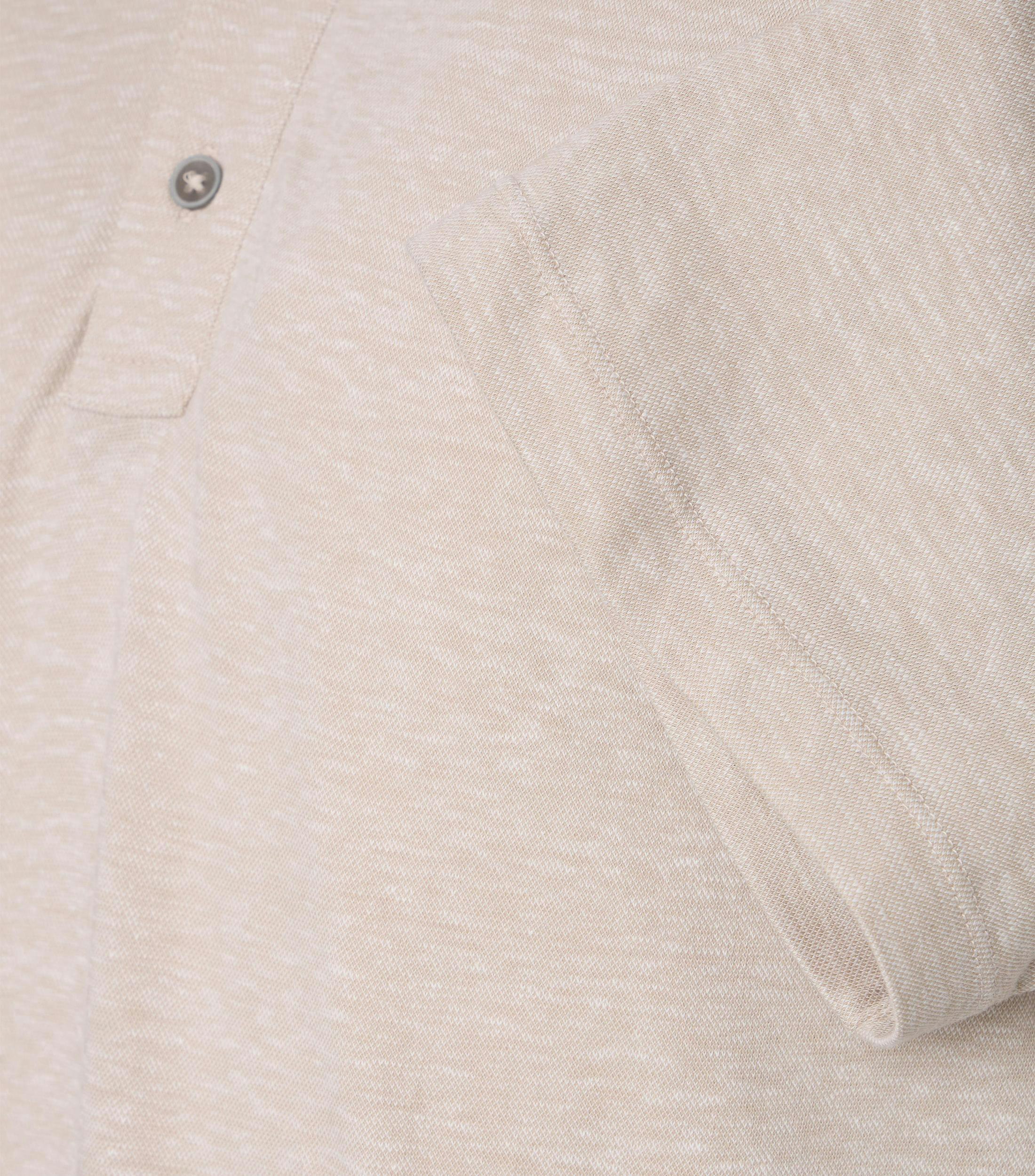 Ein Polo-Shirt im uni Muster in der Farbe Beige