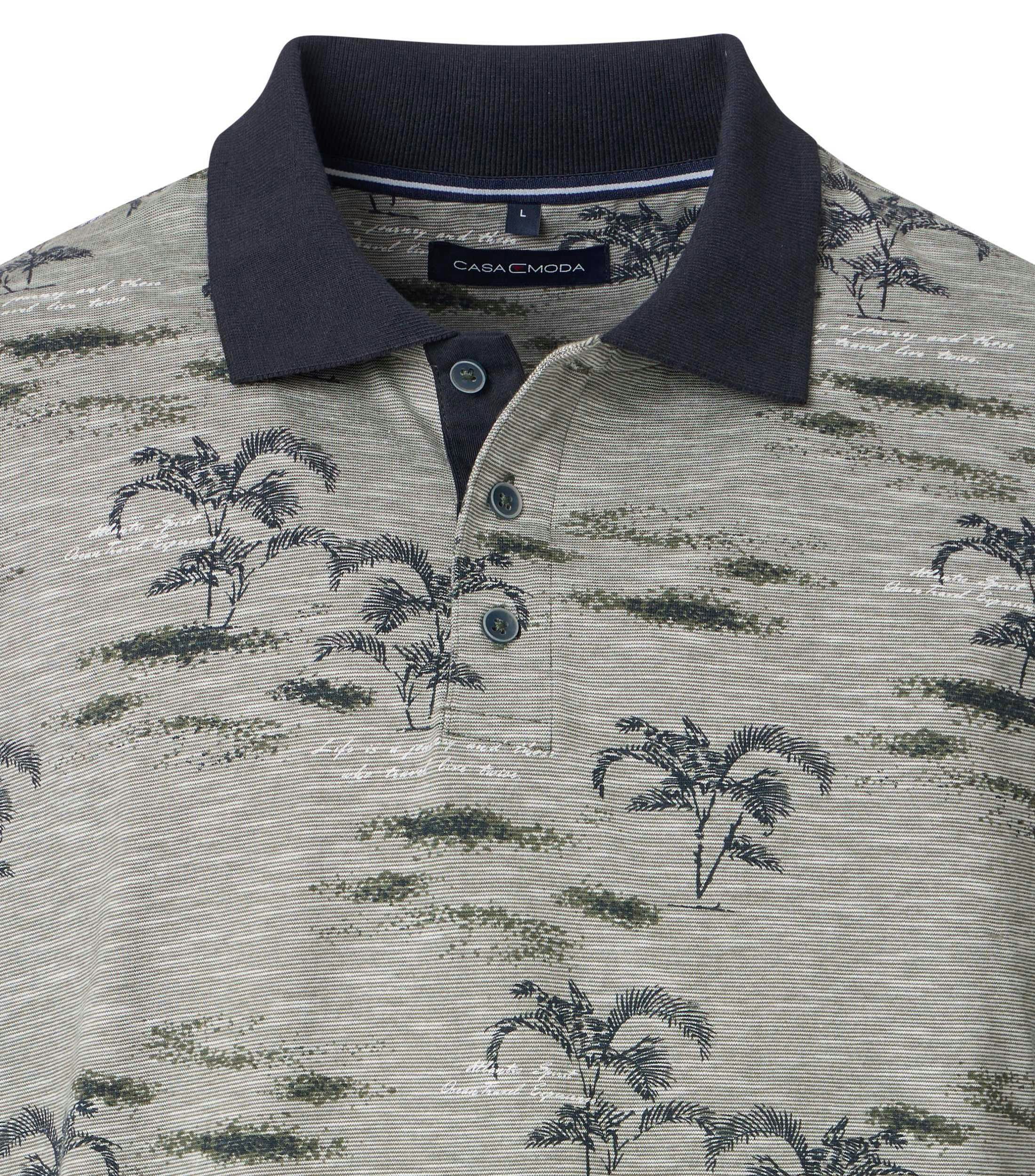 Ein Polo-Shirt im Print Muster in der Farbe Dunkelgrün