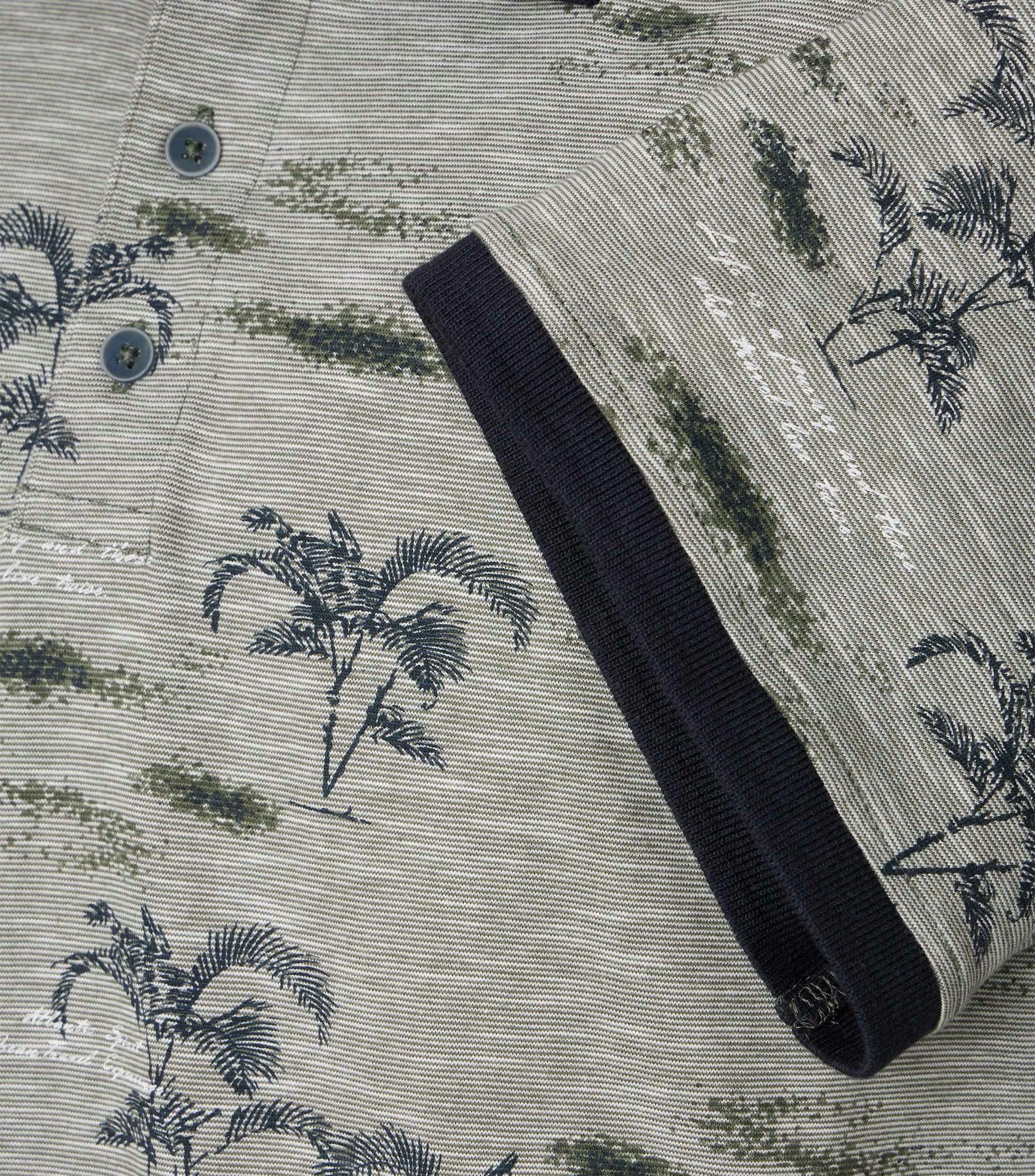 Ein Polo-Shirt im Print Muster in der Farbe Dunkelgrün