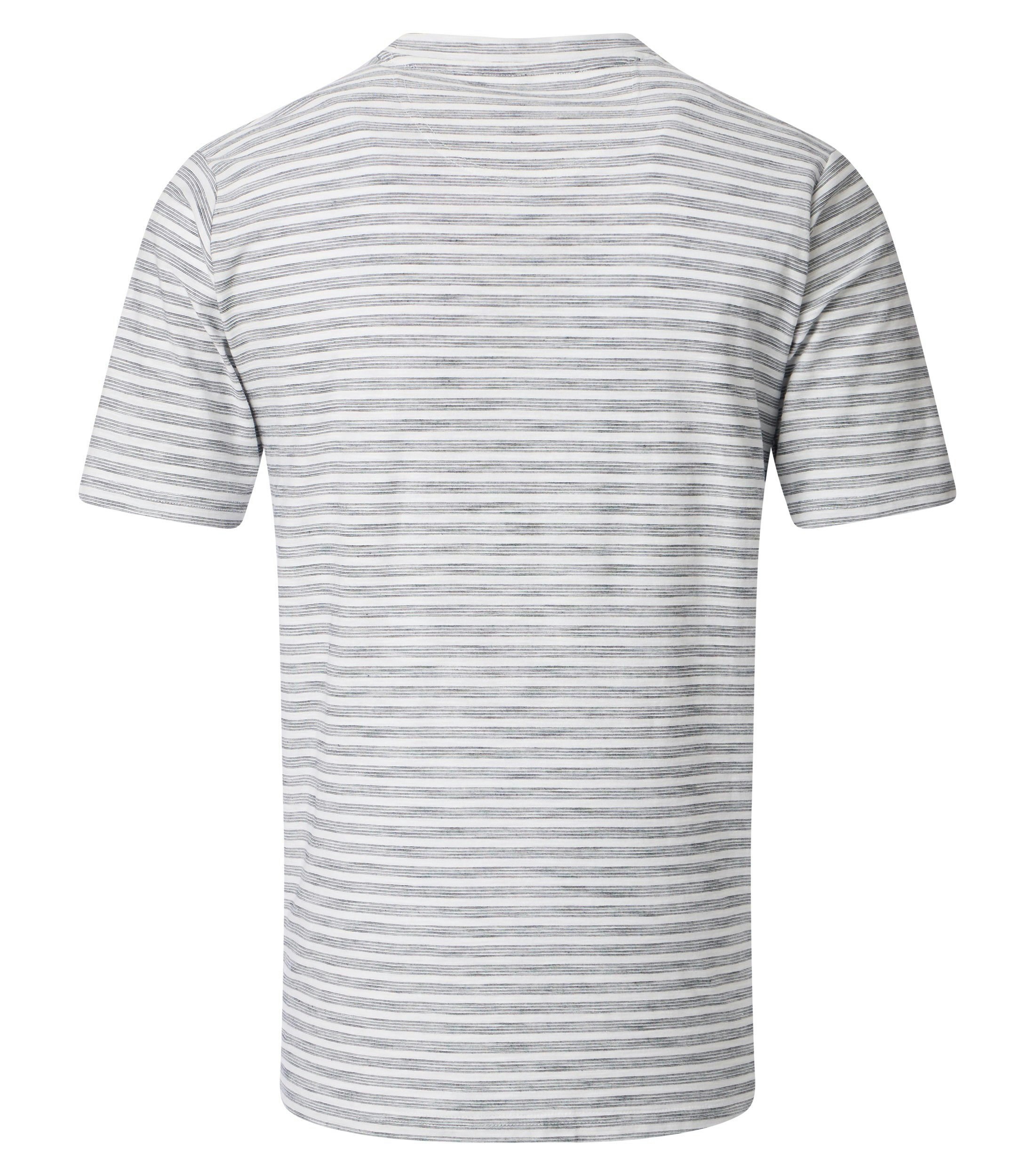 Ein T-Shirt im gestreift Muster in der Farbe Weißgrau