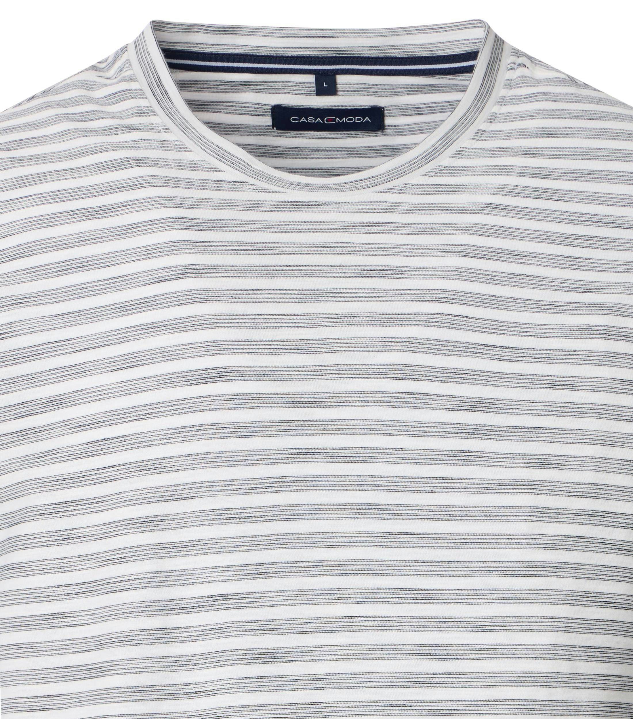 Ein T-Shirt im gestreift Muster in der Farbe Weißgrau