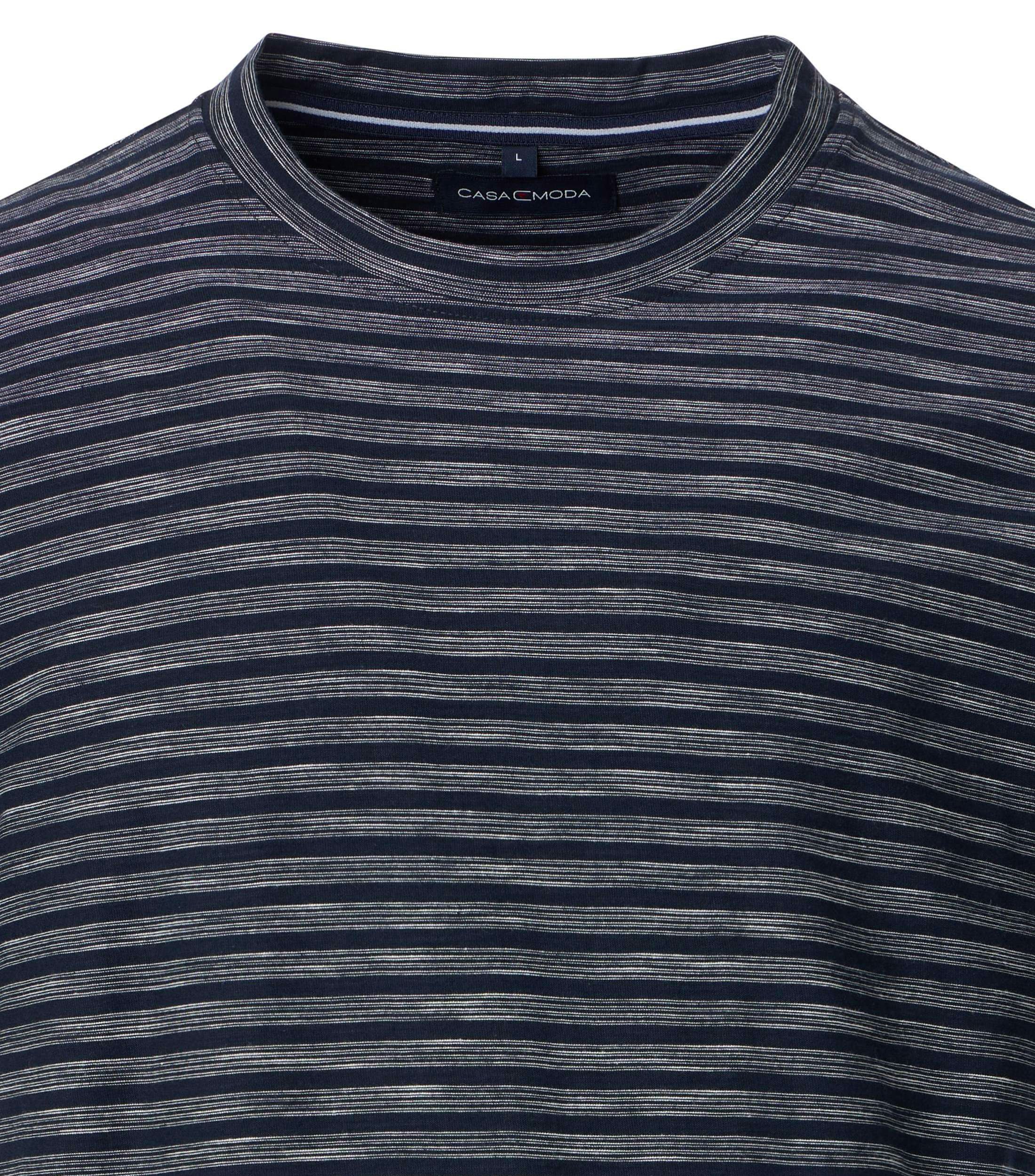 Ein T-Shirt im gestreift Muster in der Farbe Dunkelblau