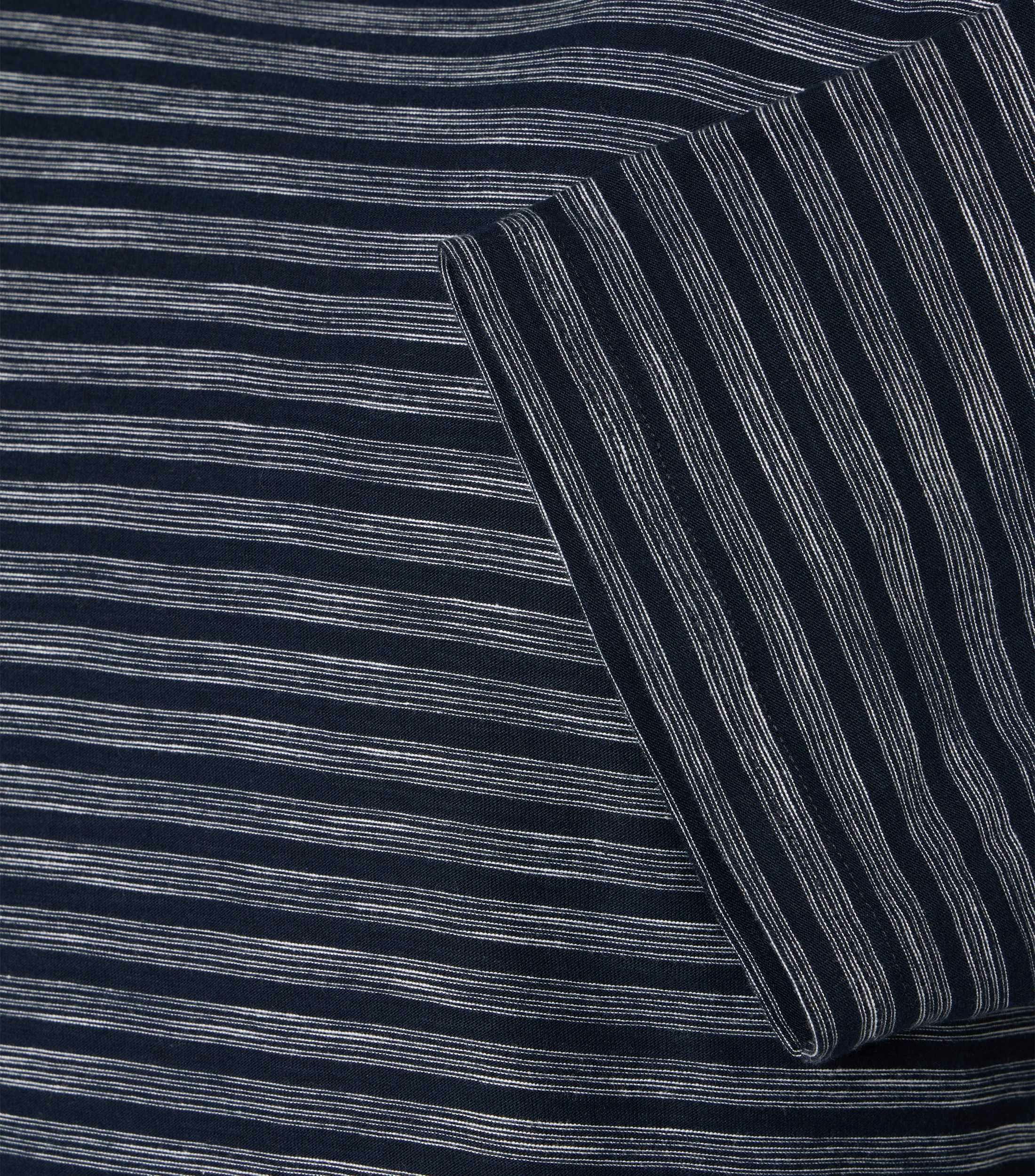 Ein T-Shirt im gestreift Muster in der Farbe Dunkelblau