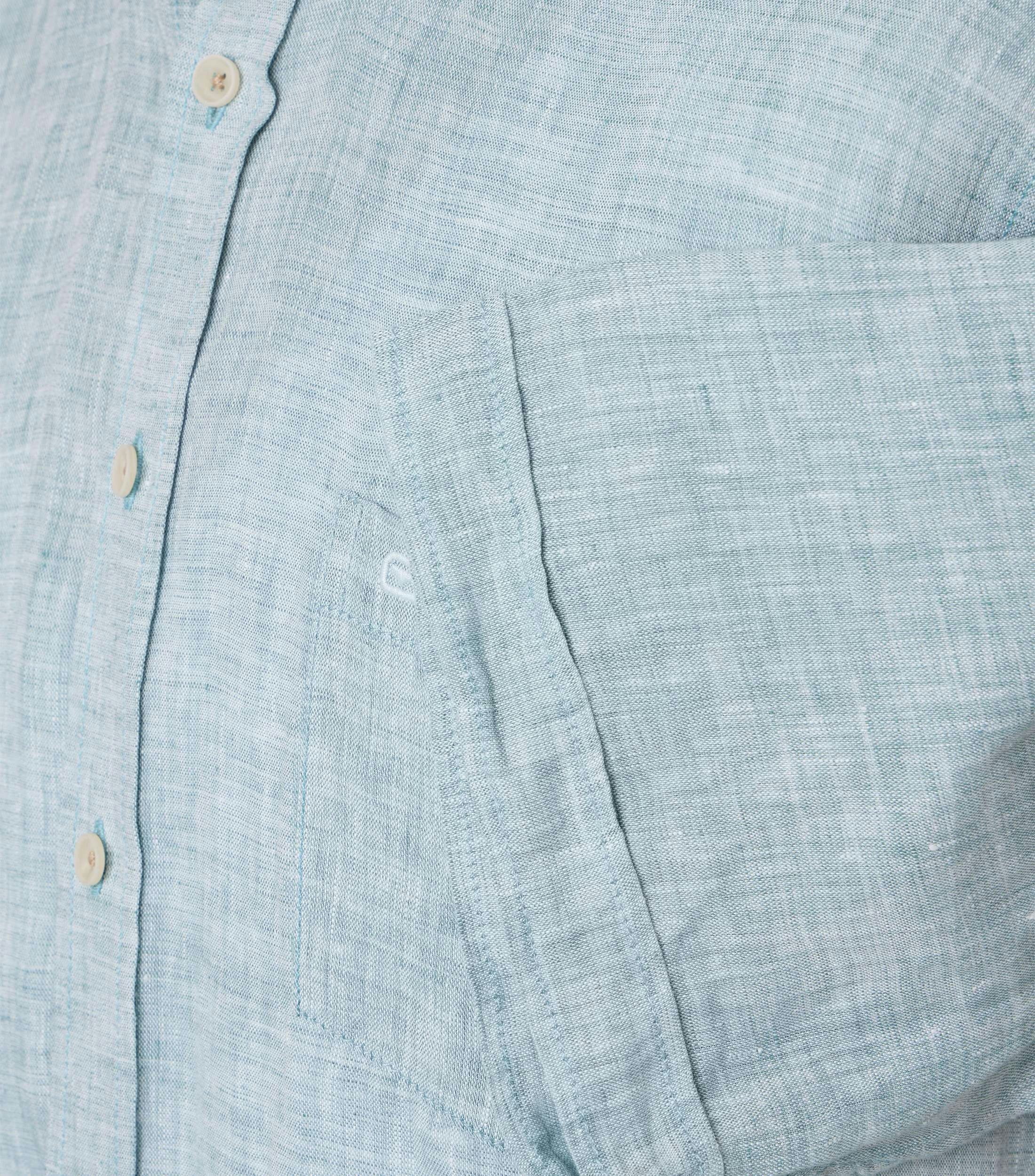 Das Model trägt ein Freizeithemd im uni Muster in der Farbe Hellblau