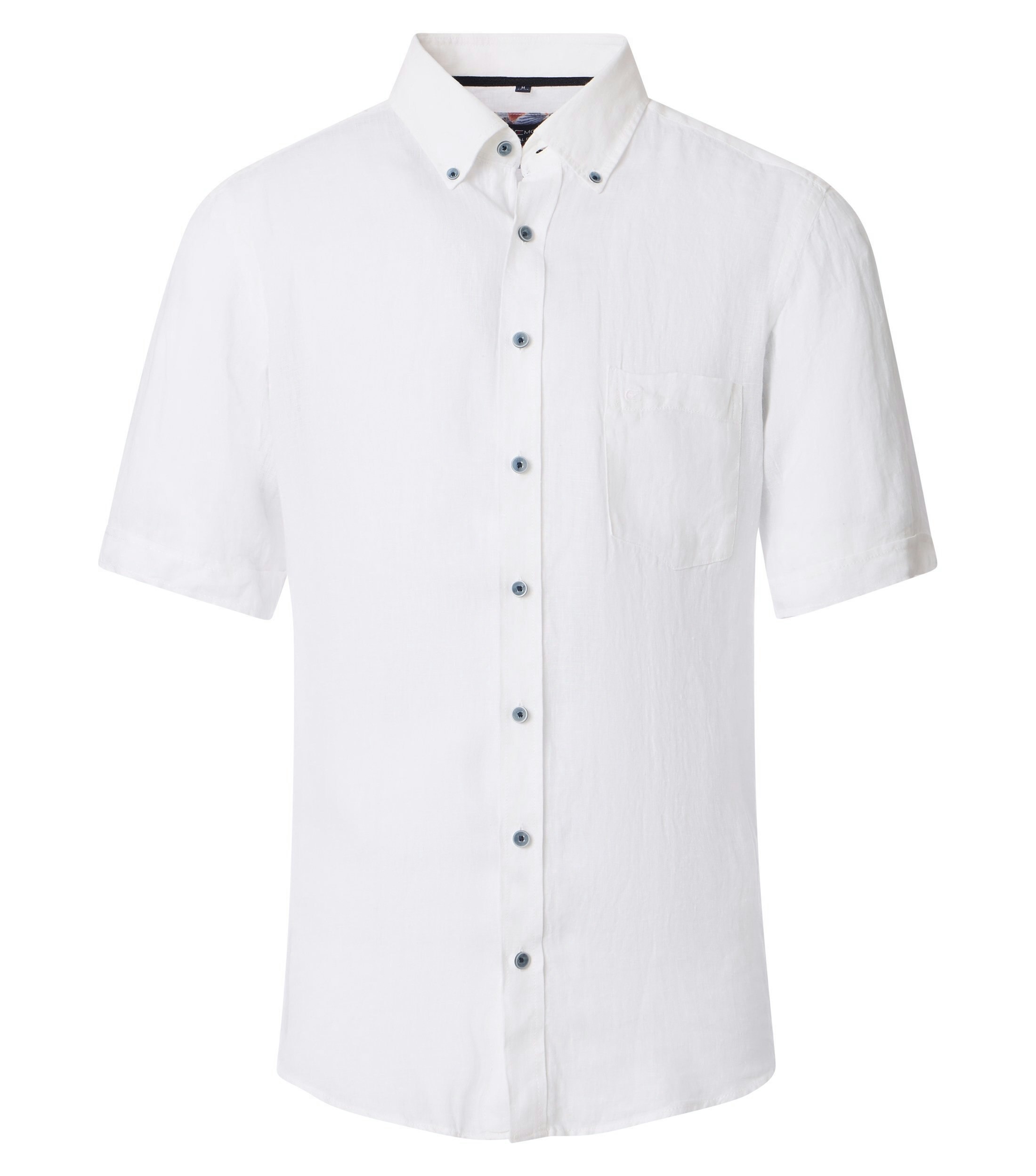 Das Model trägt ein Freizeithemd im uni Muster in der Farbe Weiß