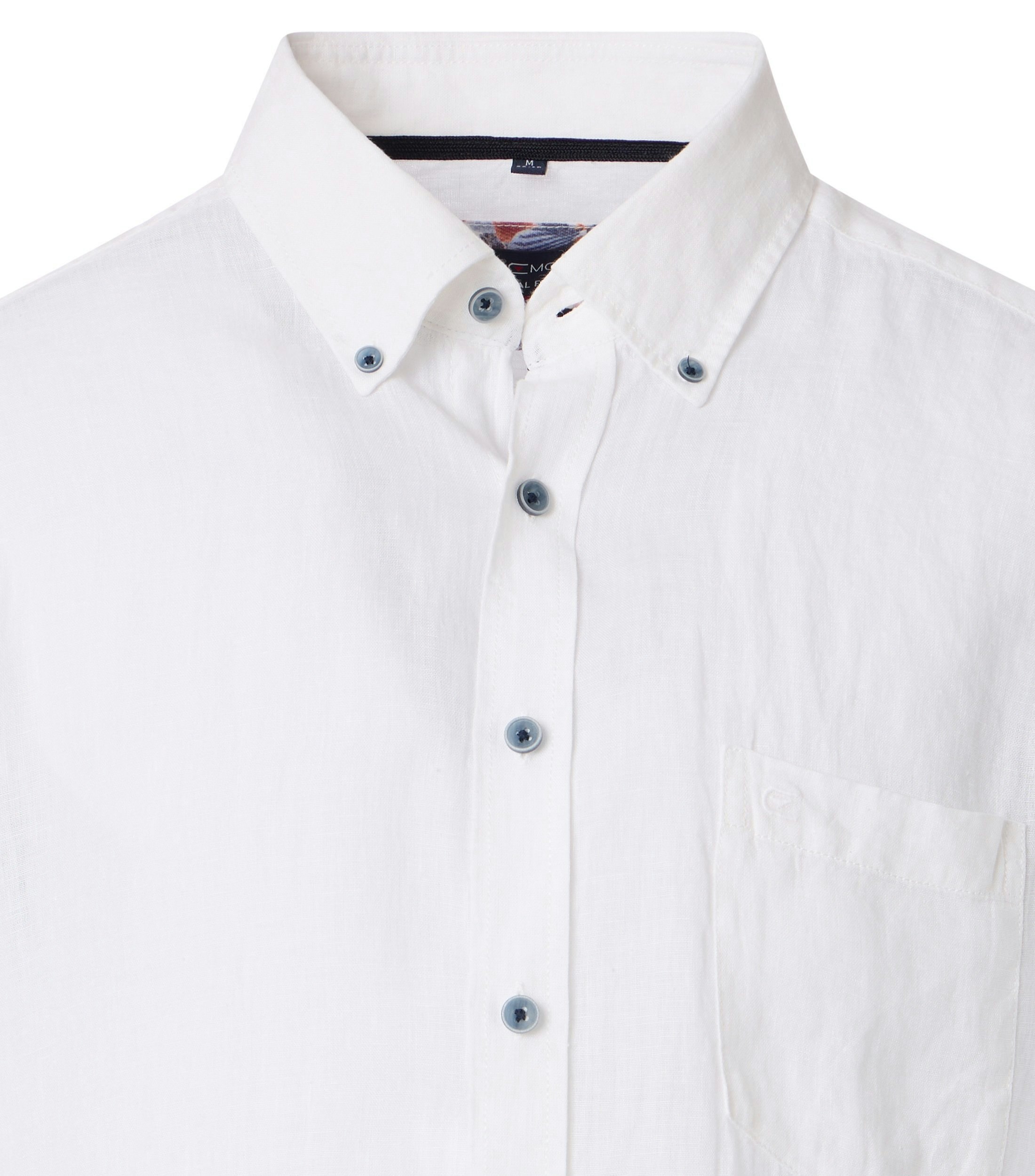 Das Model trägt ein Freizeithemd im uni Muster in der Farbe Weiß