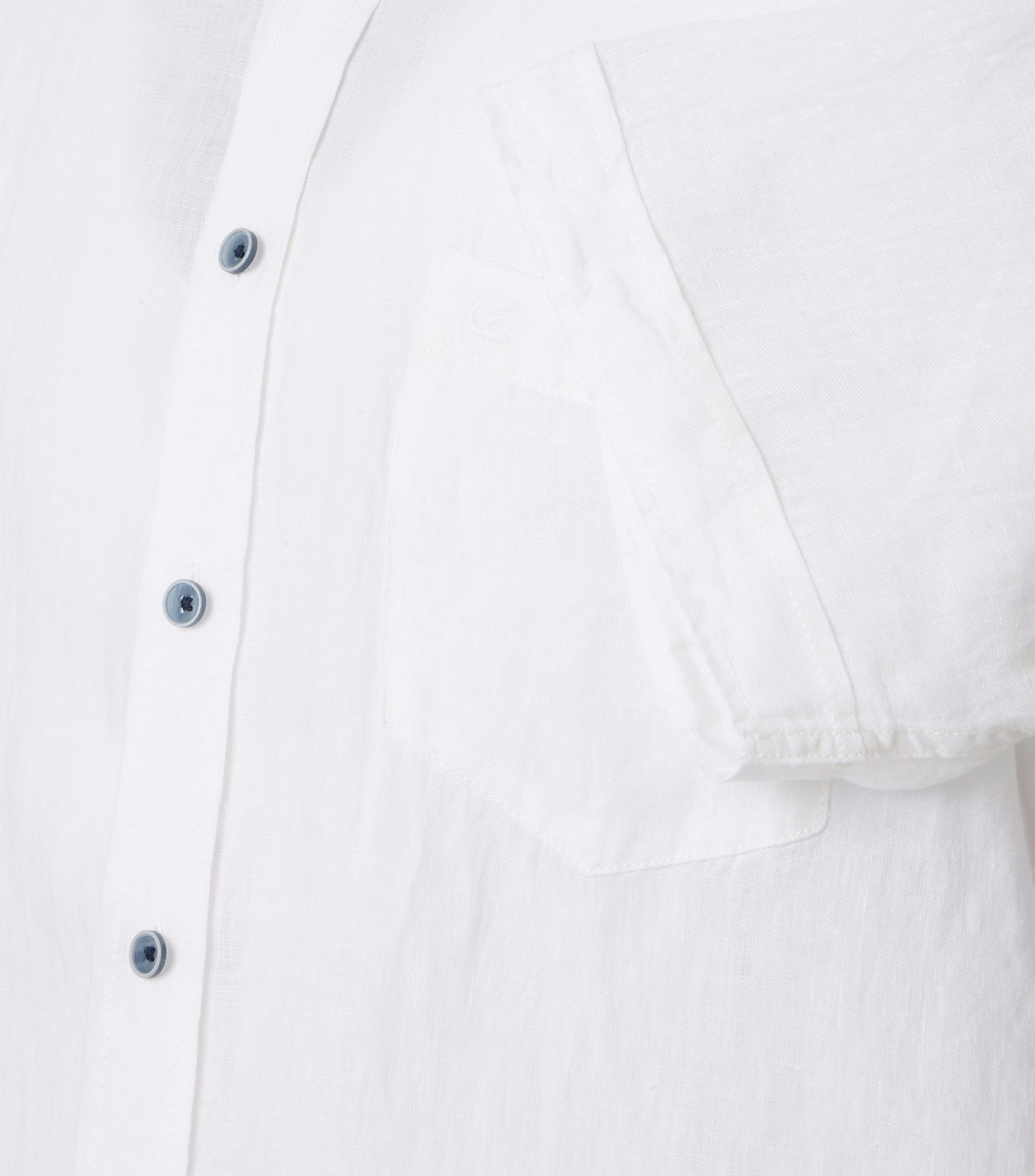 Das Model trägt ein Freizeithemd im uni Muster in der Farbe Weiß