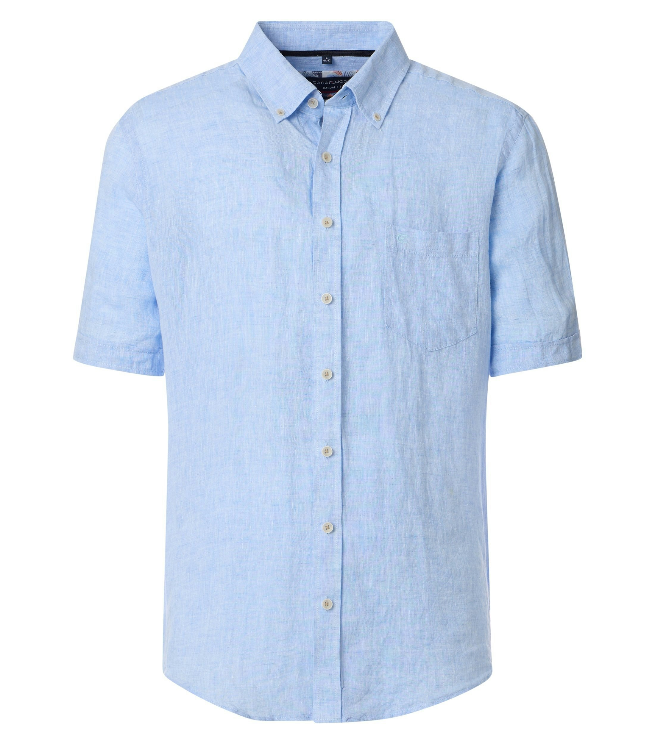 Das Model trägt ein Freizeithemd im uni Muster in der Farbe blau