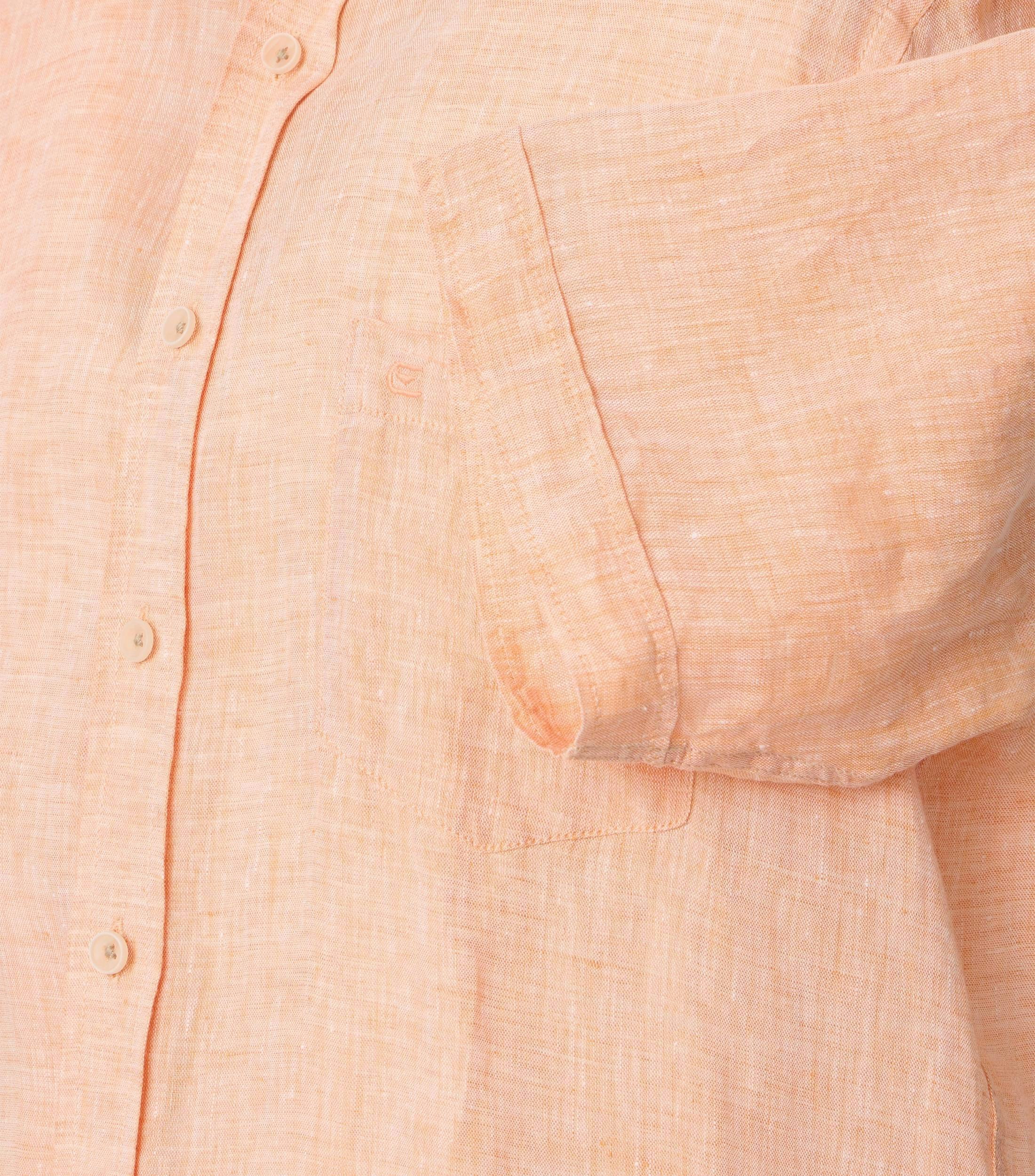 Das Model trägt ein Freizeithemd im uni Muster in der Farbe Hellorange