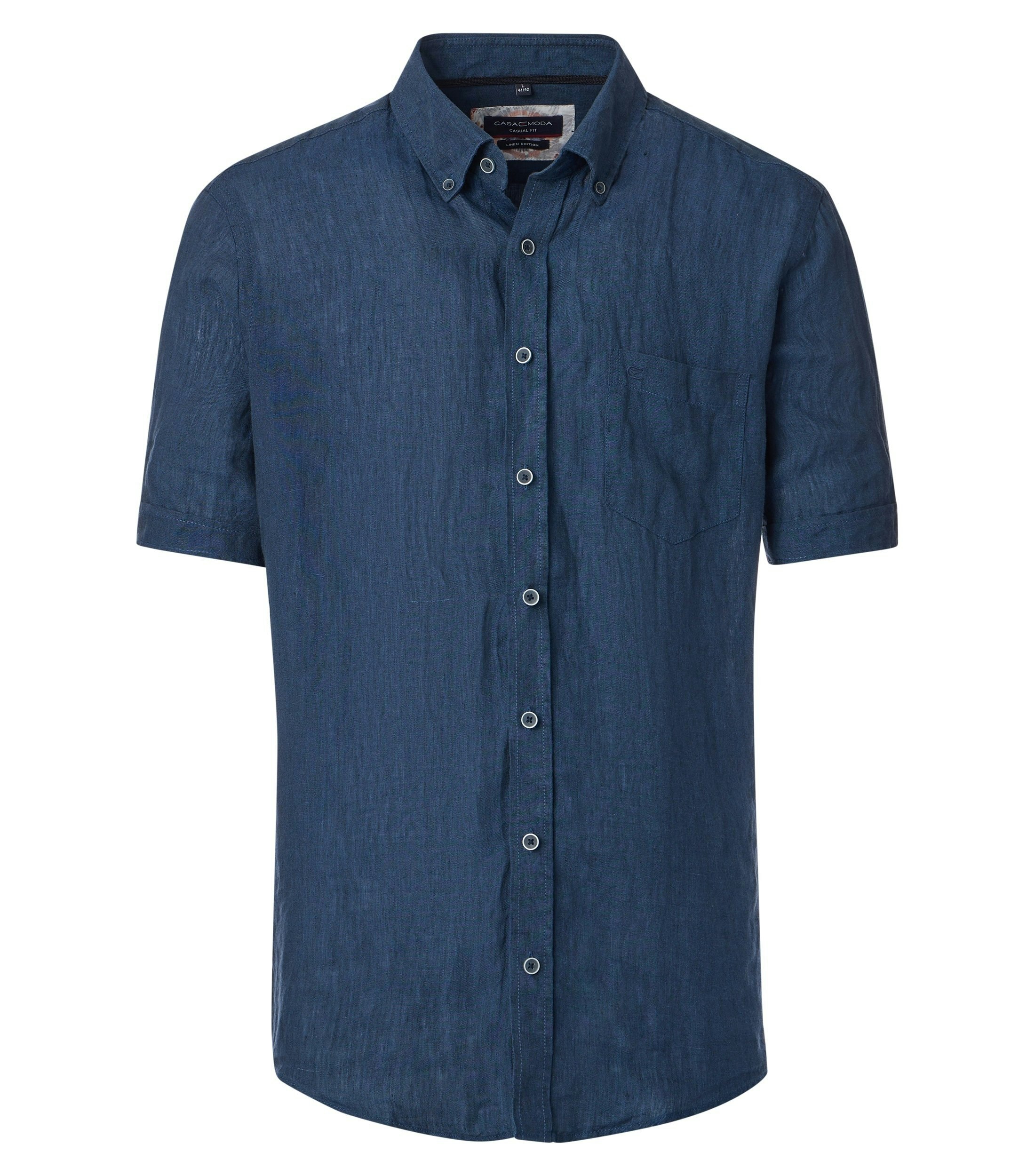 Das Model trägt ein Freizeithemd im uni Muster in der Farbe blau