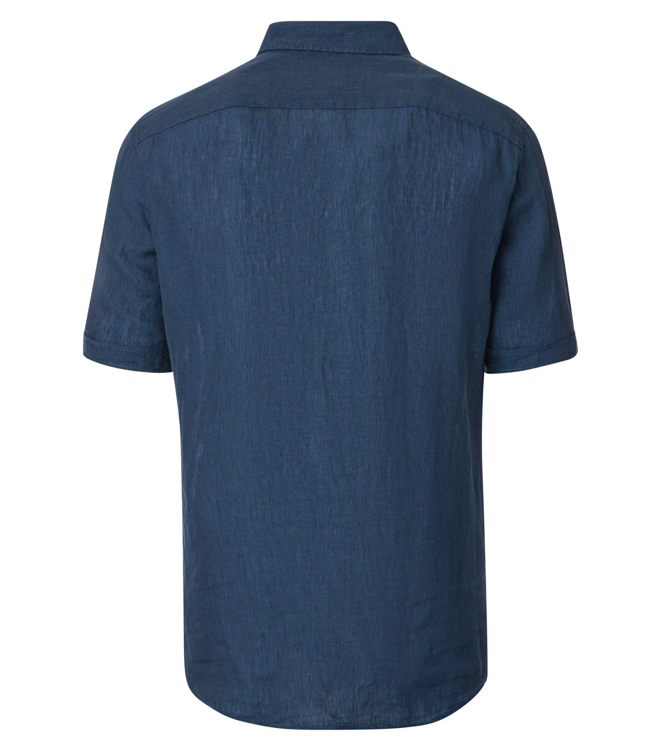 Das Model trägt ein Freizeithemd im uni Muster in der Farbe blau