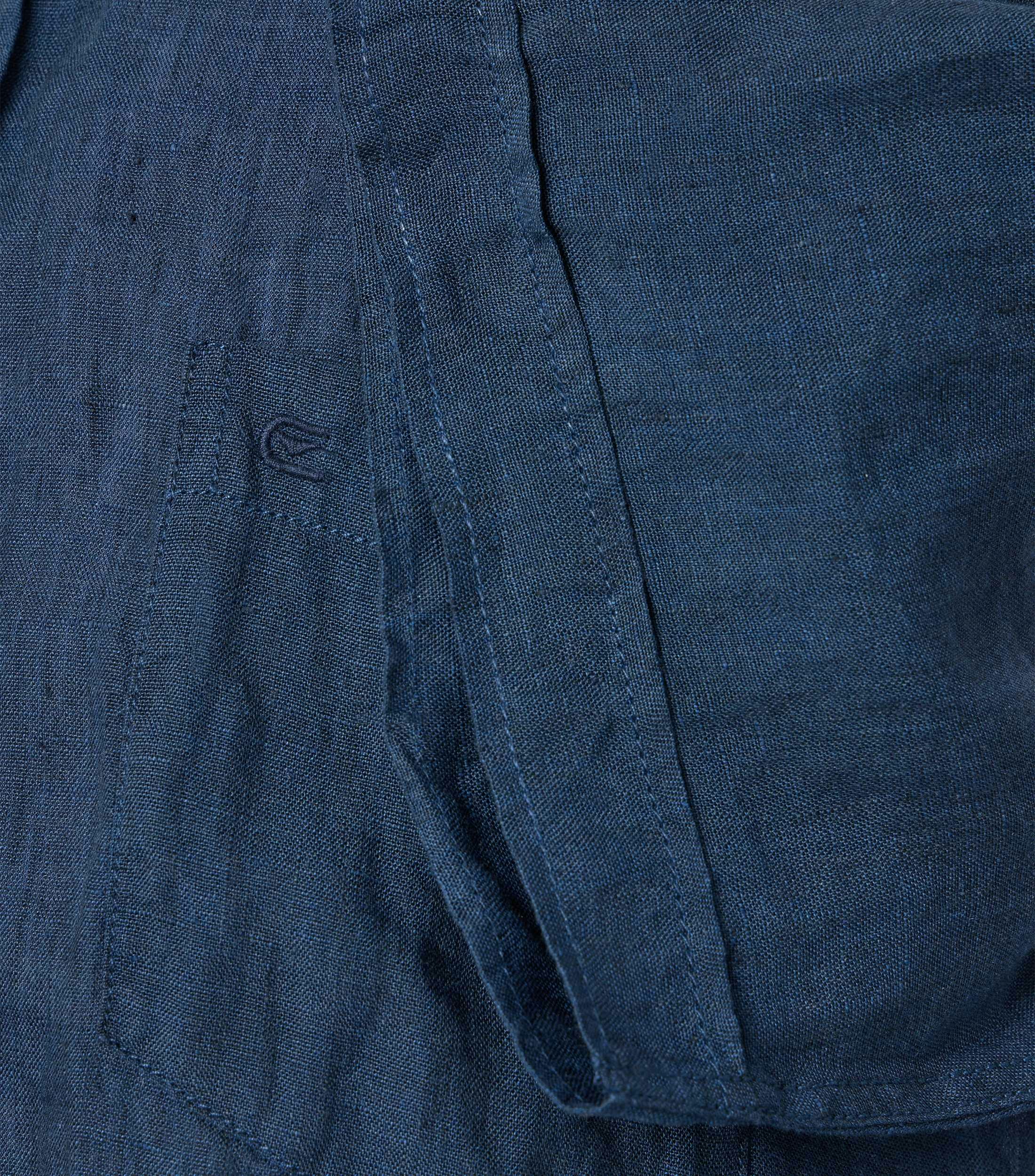 Das Model trägt ein Freizeithemd im uni Muster in der Farbe blau