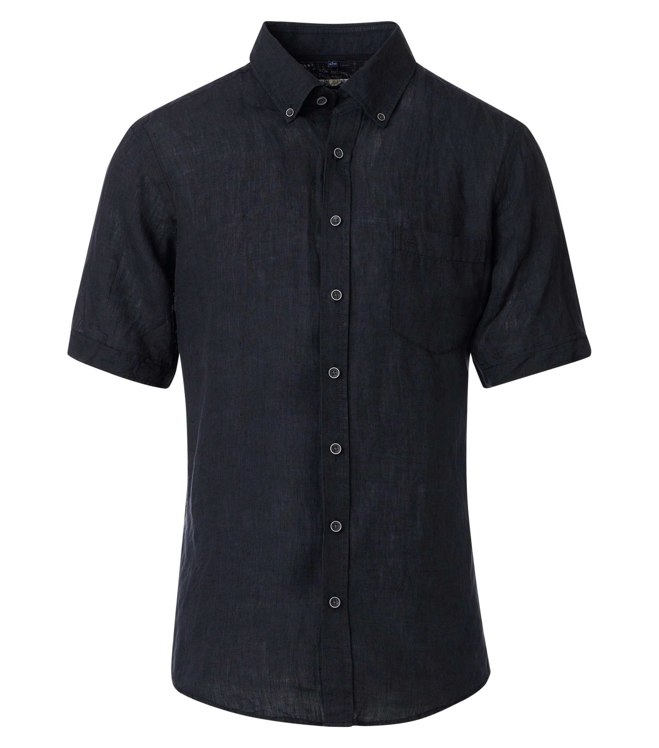 Das Model trägt ein Freizeithemd im uni Muster in der Farbe Schwarz