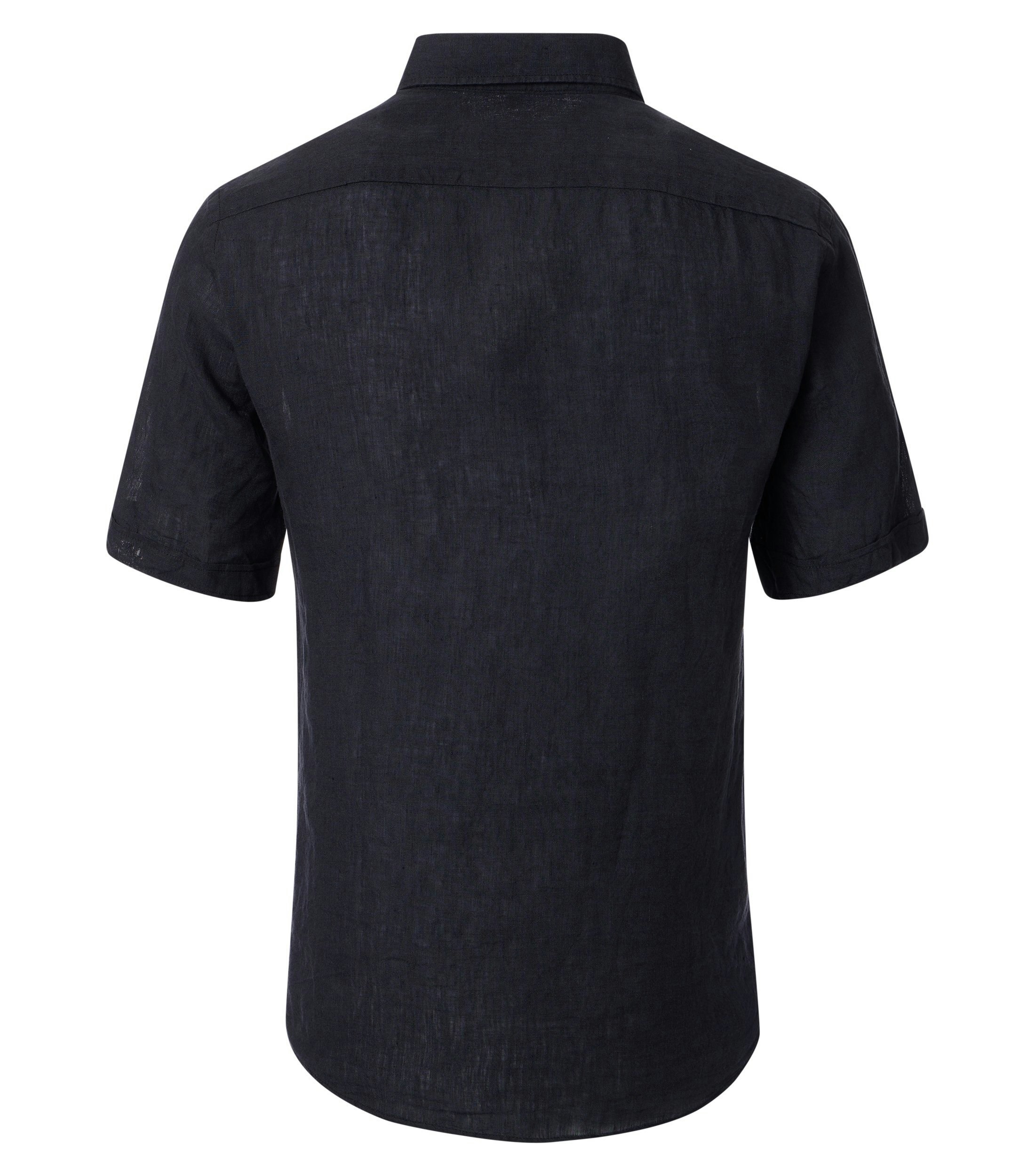 Das Model trägt ein Freizeithemd im uni Muster in der Farbe Schwarz