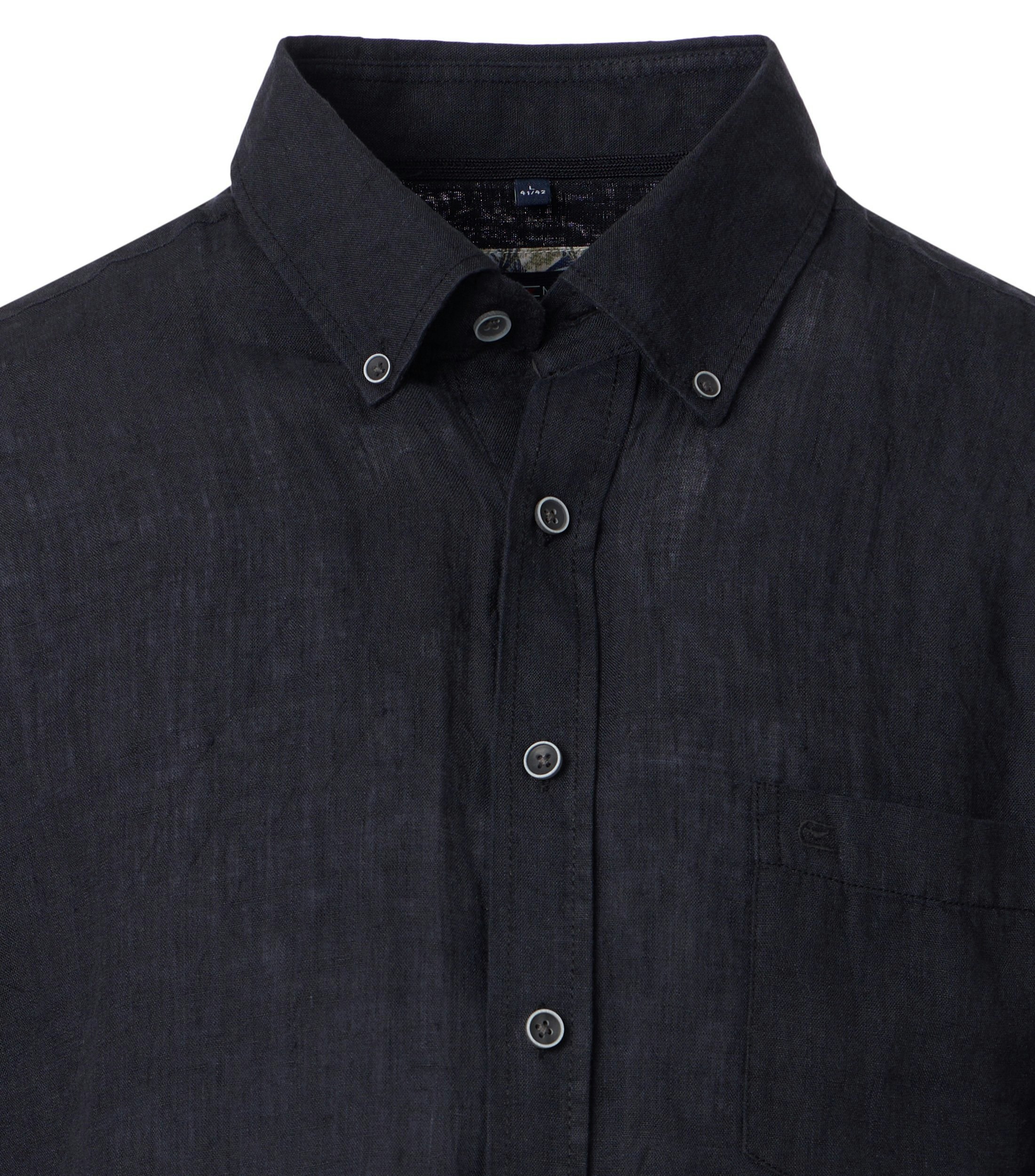 Das Model trägt ein Freizeithemd im uni Muster in der Farbe Schwarz