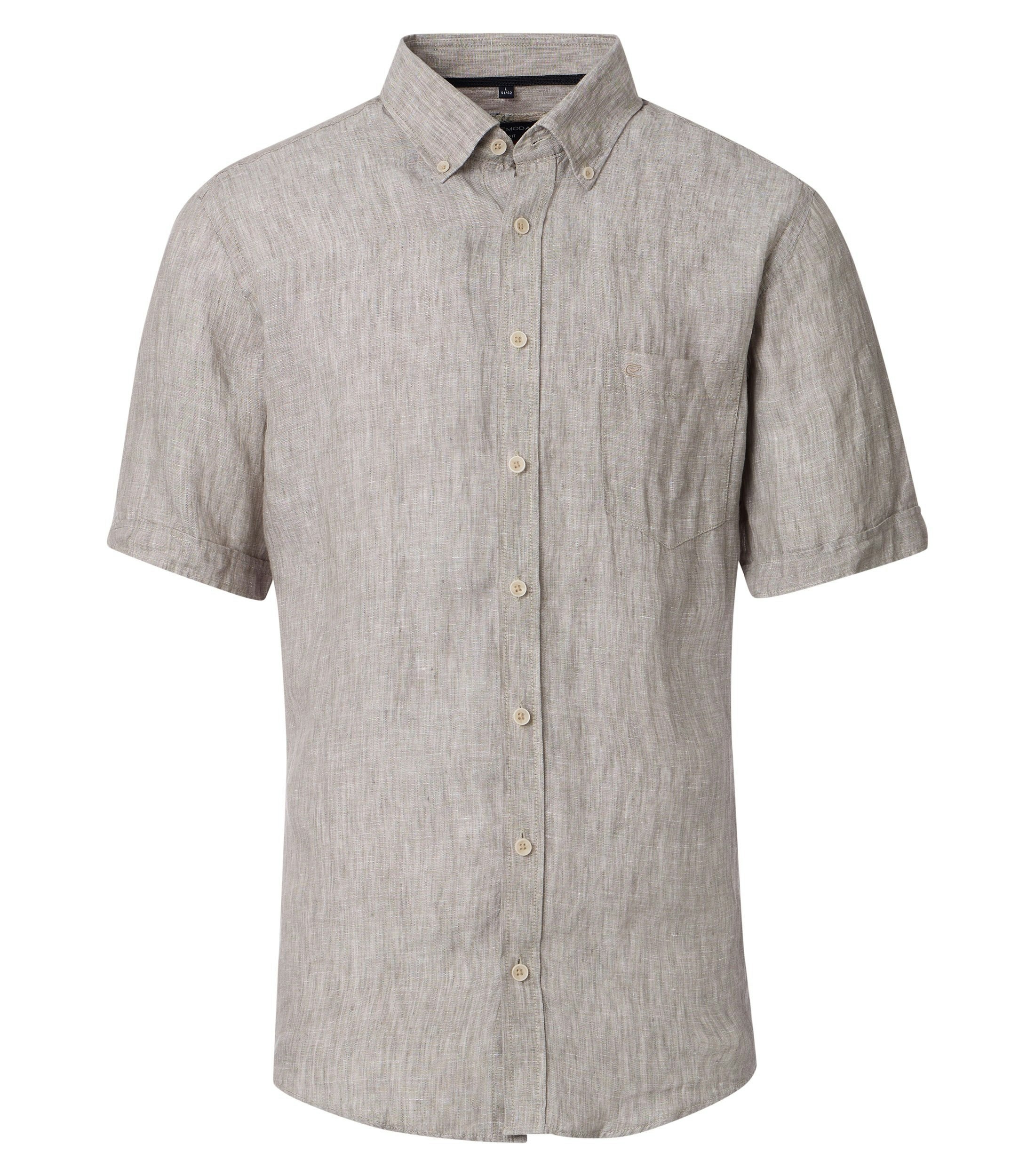 Das Model trägt ein Freizeithemd im uni Muster in der Farbe Beige