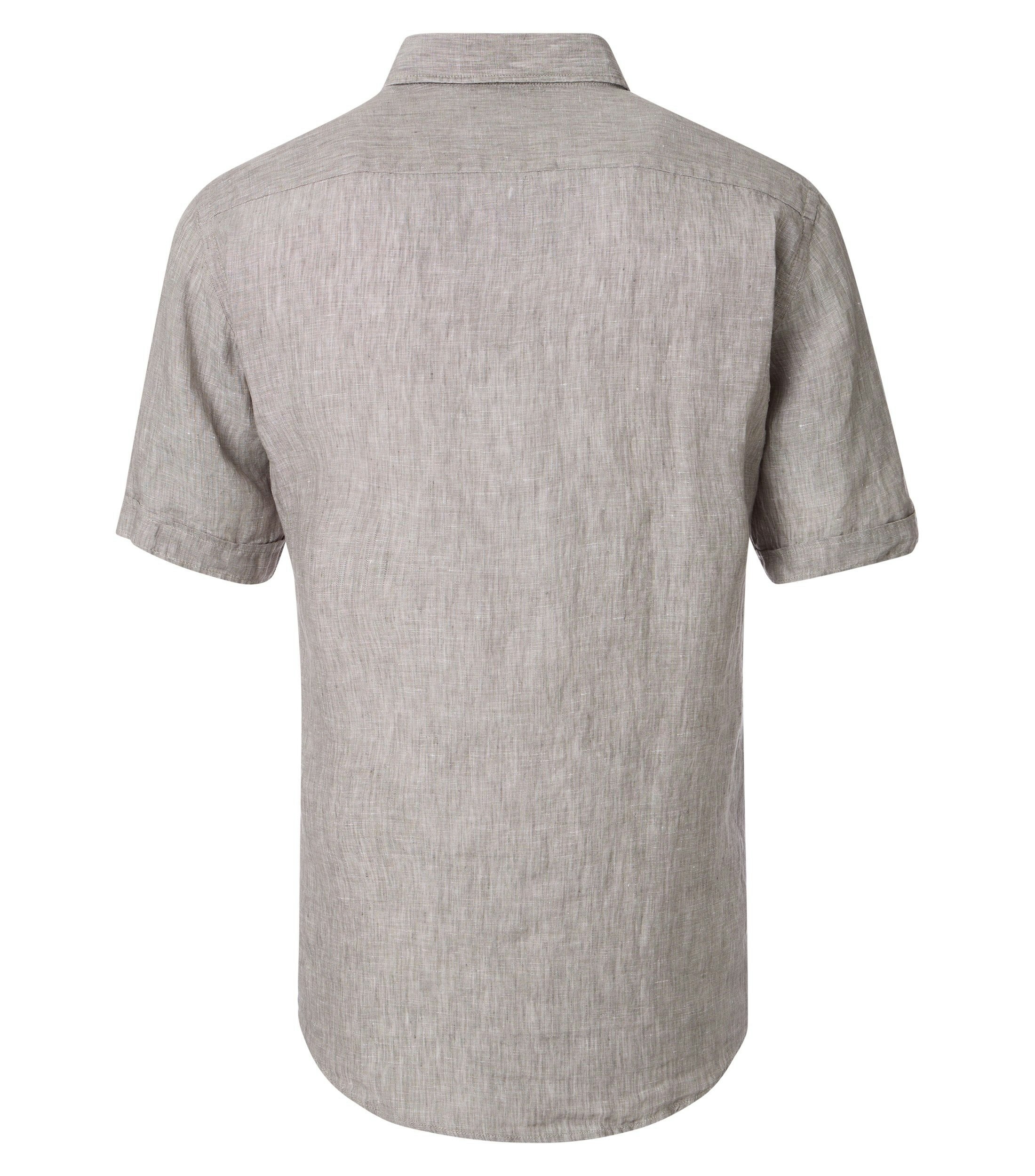 Das Model trägt ein Freizeithemd im uni Muster in der Farbe Beige