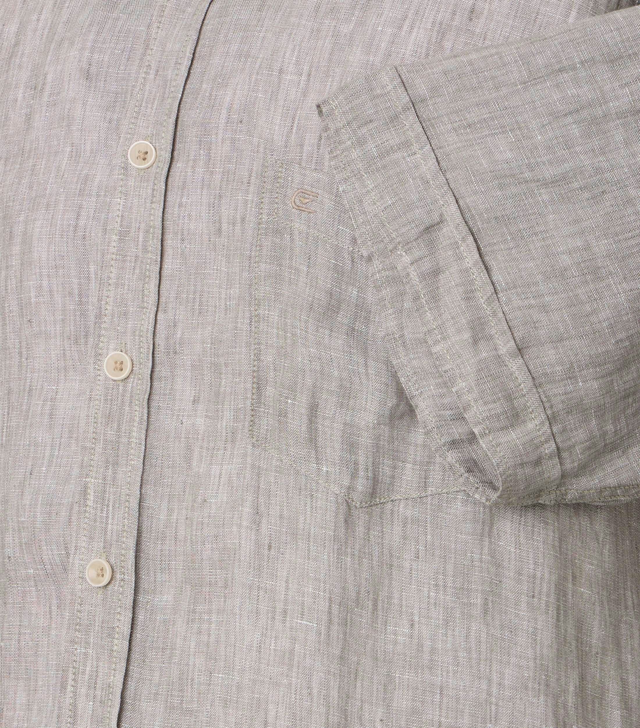 Das Model trägt ein Freizeithemd im uni Muster in der Farbe Beige