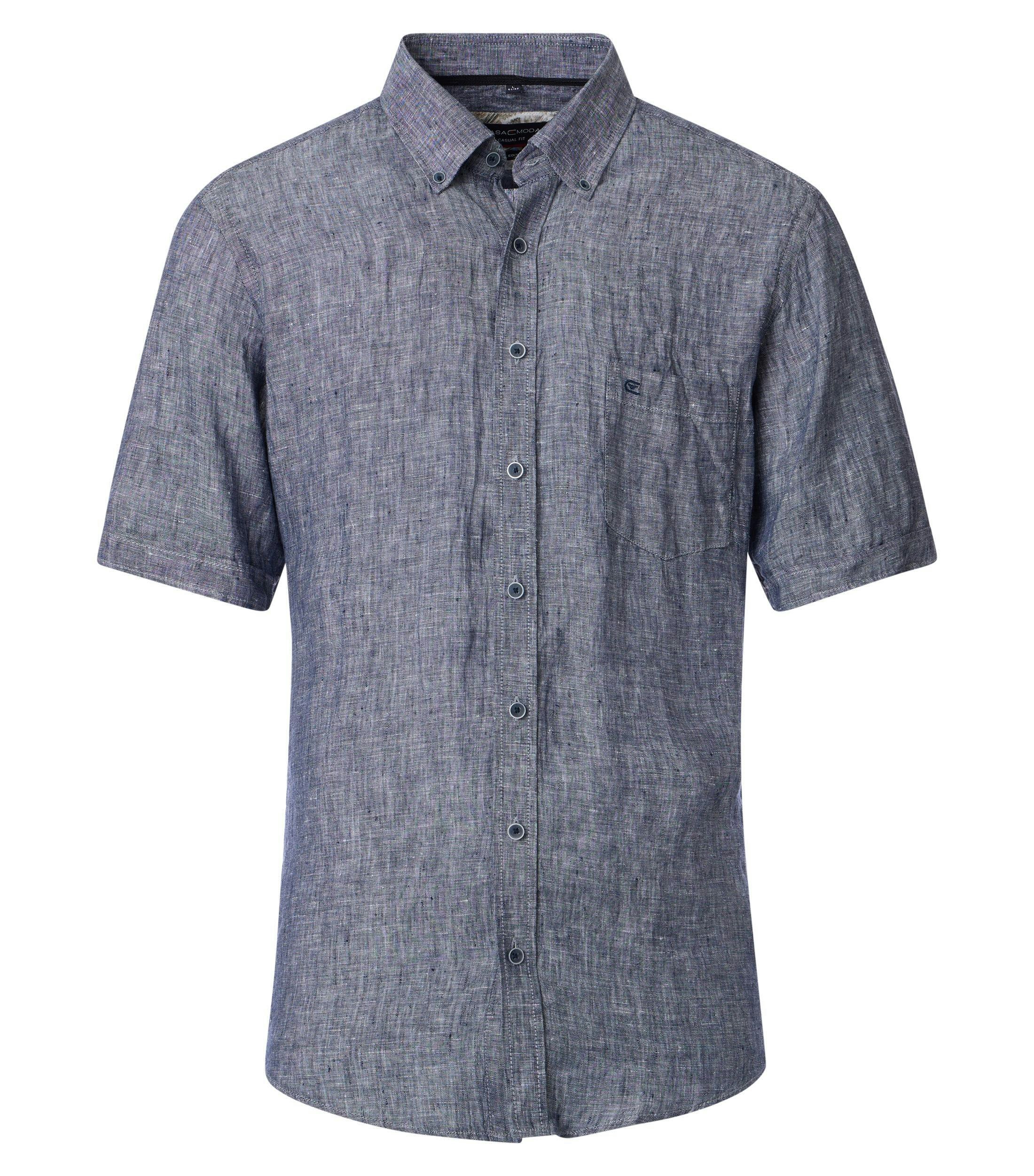 Das Model trägt ein Freizeithemd im uni Muster in der Farbe blau