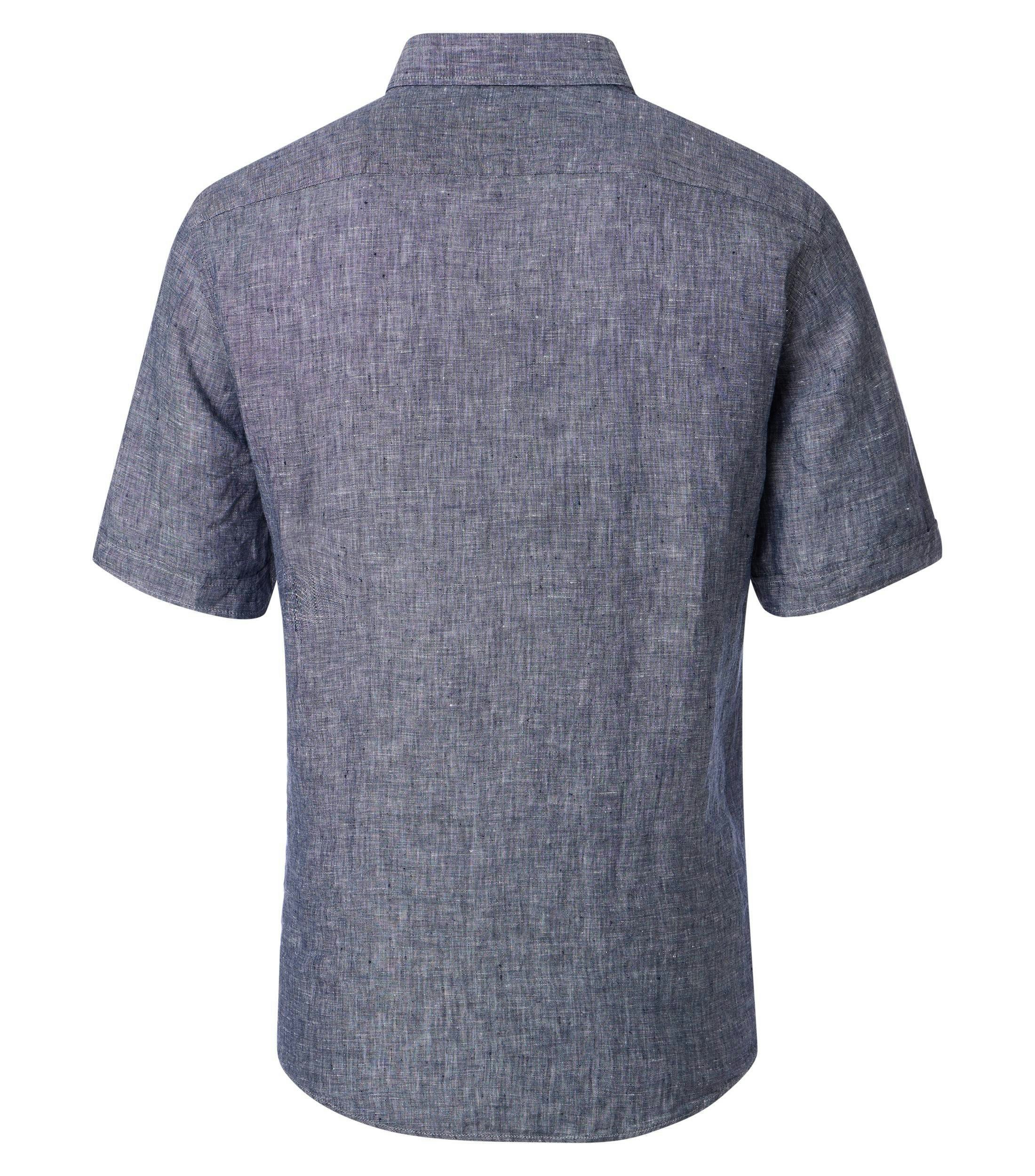 Das Model trägt ein Freizeithemd im uni Muster in der Farbe blau