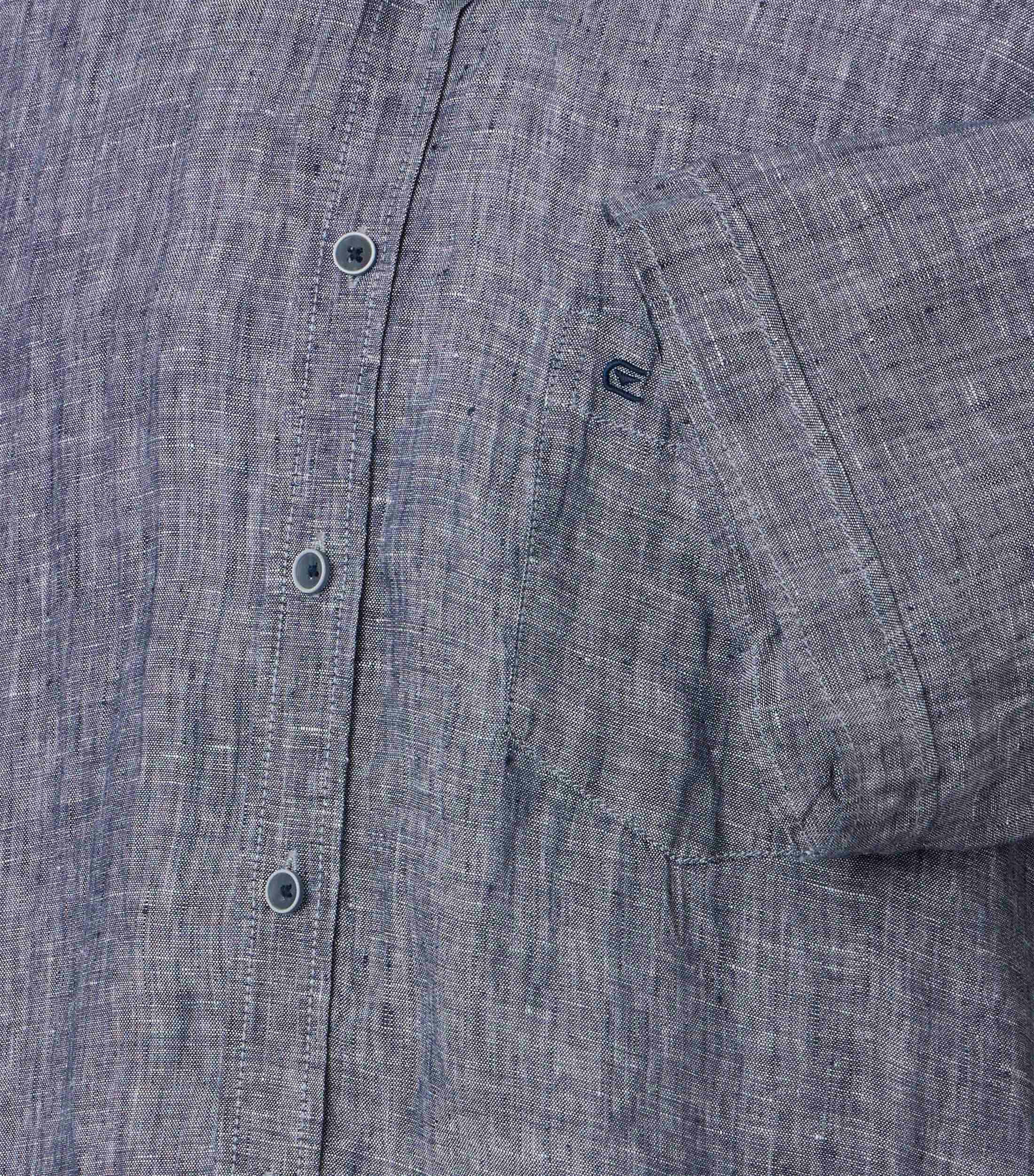 Das Model trägt ein Freizeithemd im uni Muster in der Farbe blau